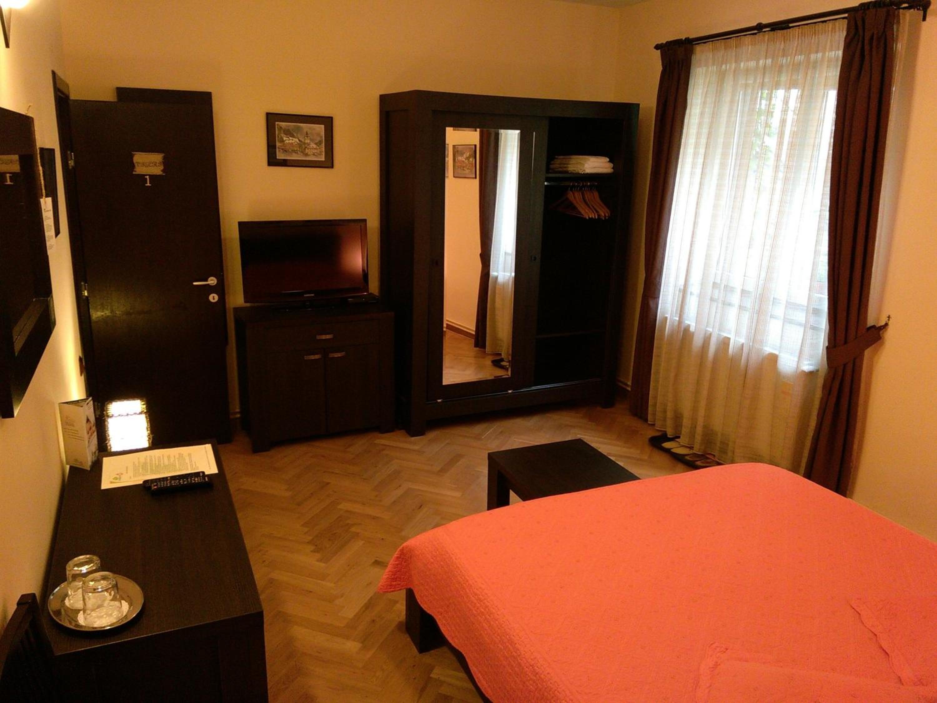 Double or Twin Room - Photo 11