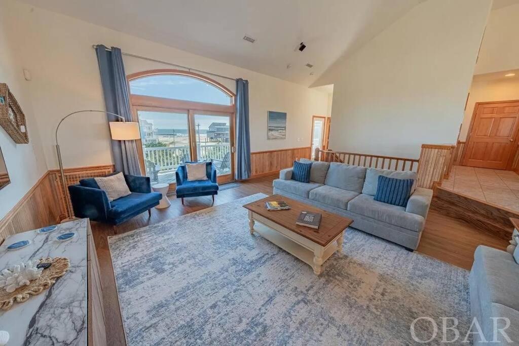 Six-Bedroom House photo 1