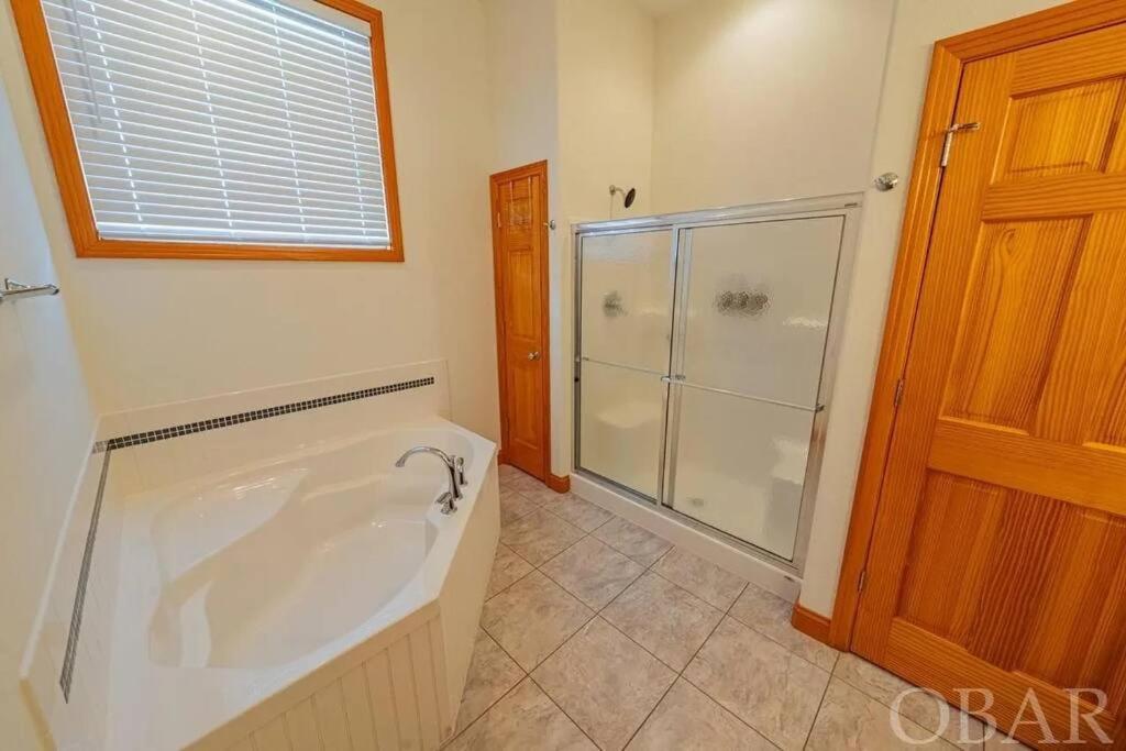 Six-Bedroom House photo 3