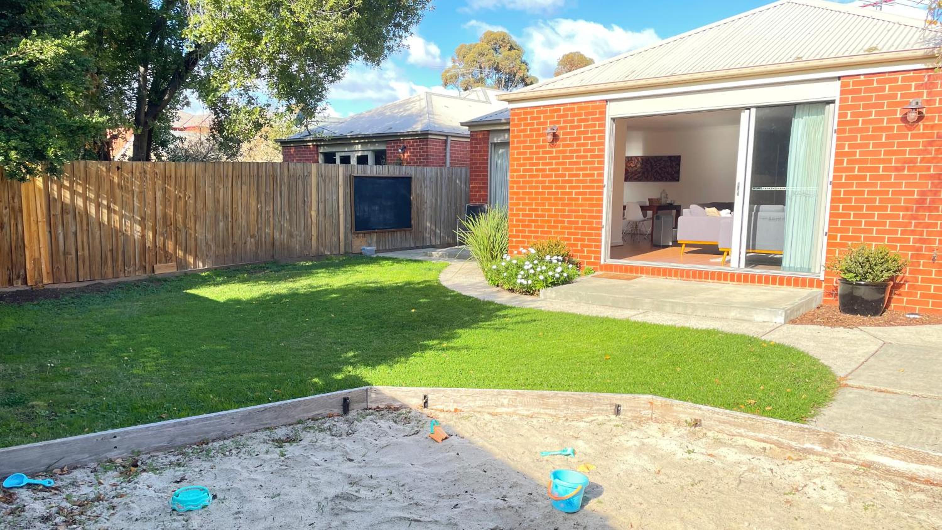 Three-Bedroom House photo 3