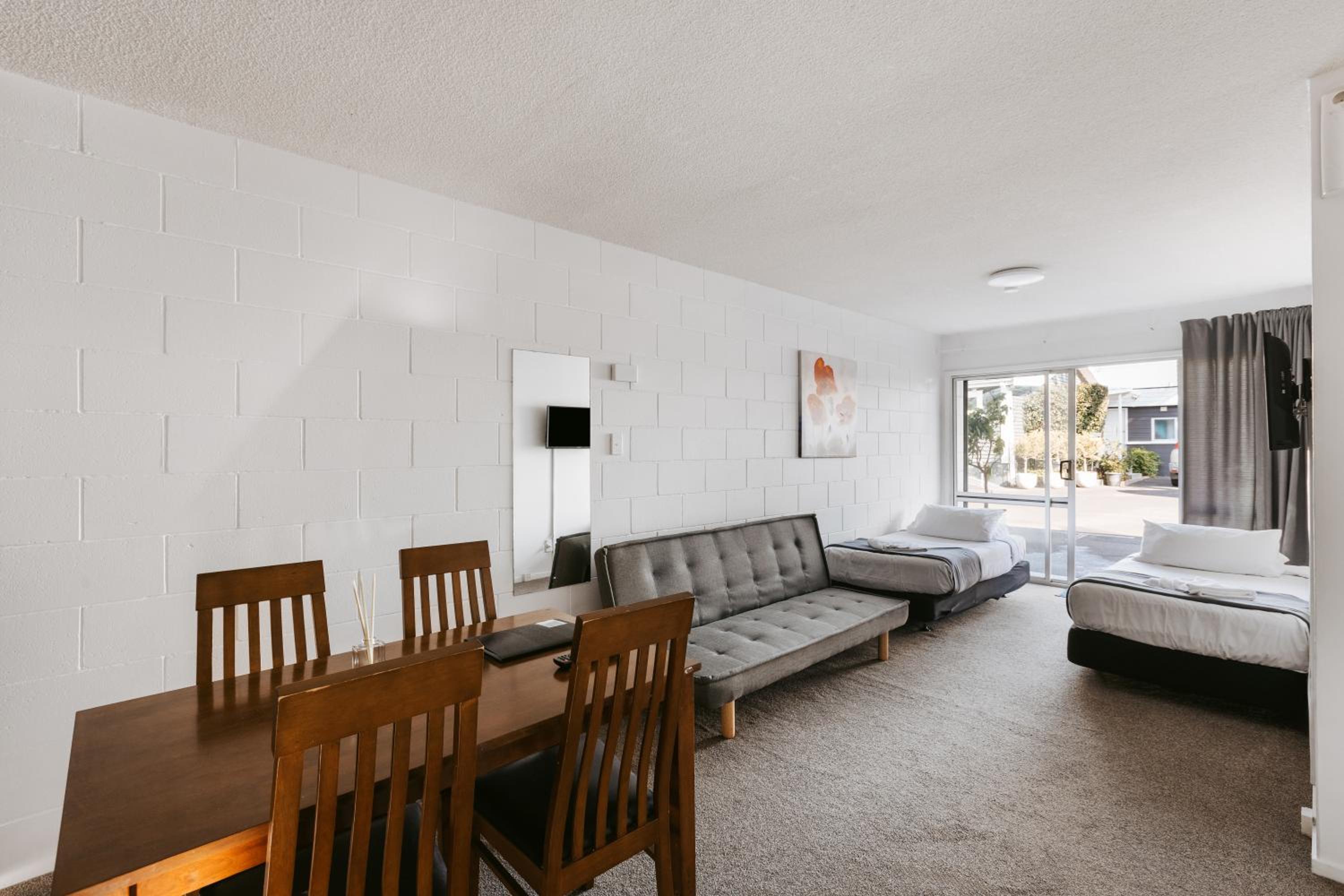 One-Bedroom Apartment photo 1