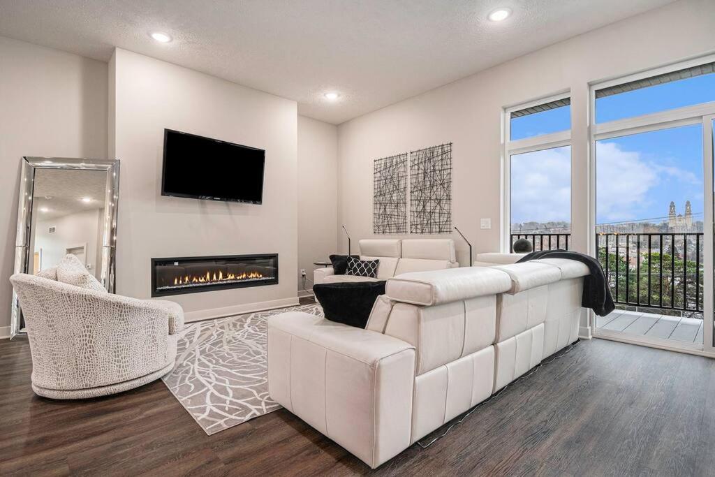Three-Bedroom Apartment photo 1