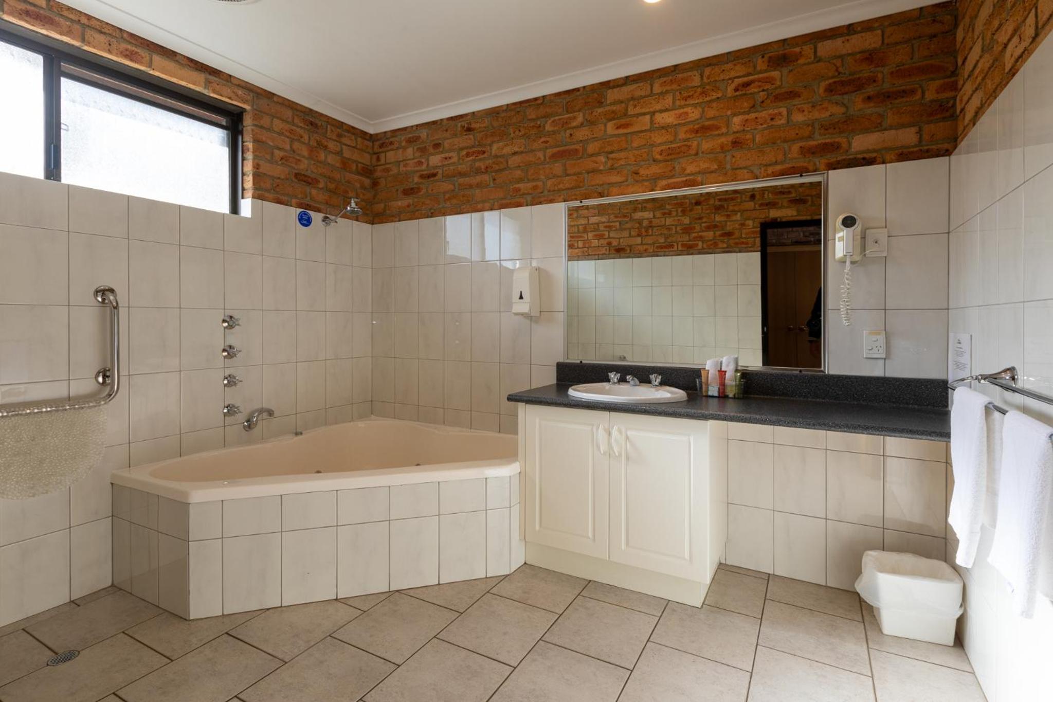 Deluxe King Suite & Divan - Photo 3