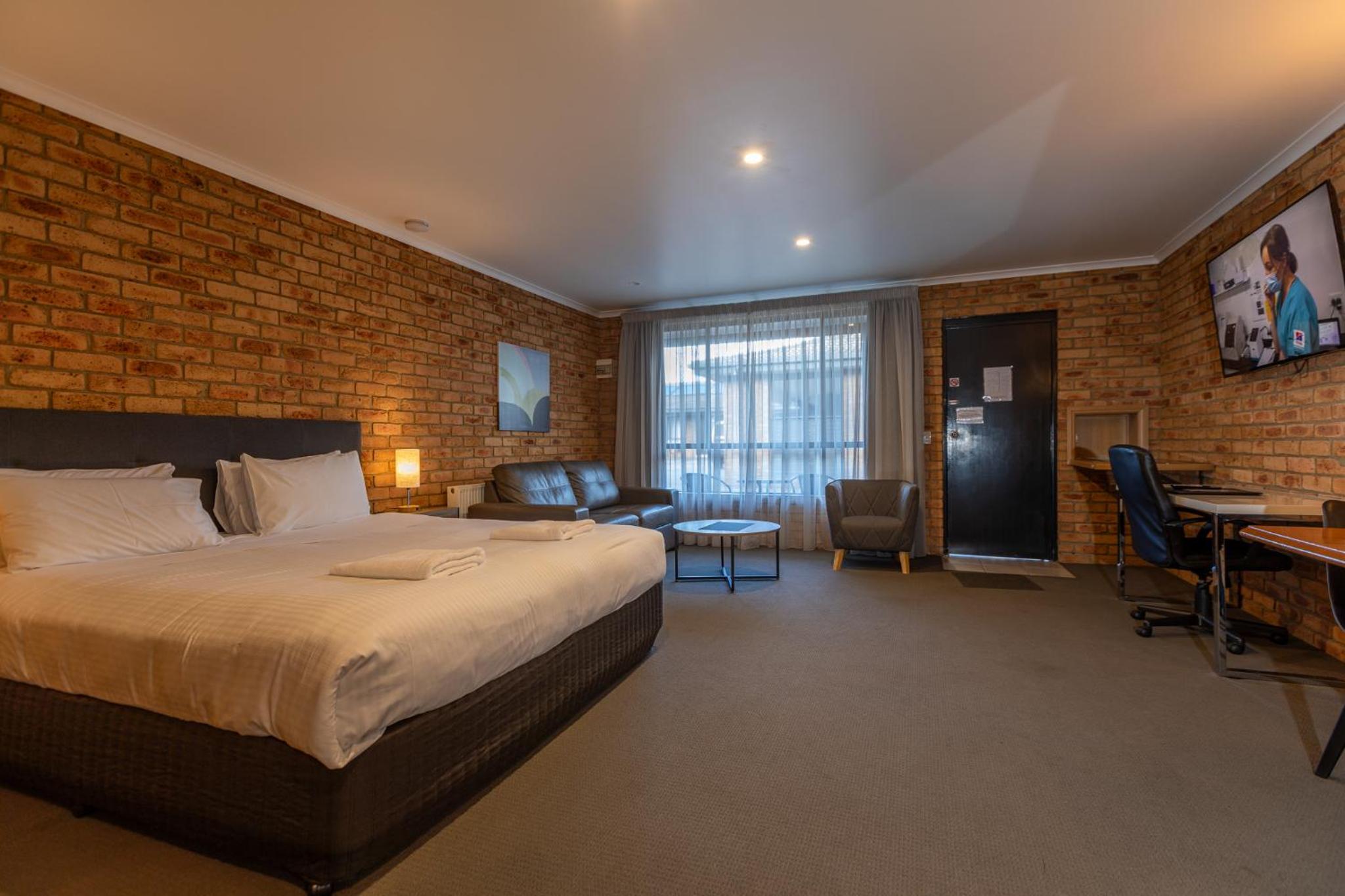 Deluxe King Suite & Divan - Photo 7