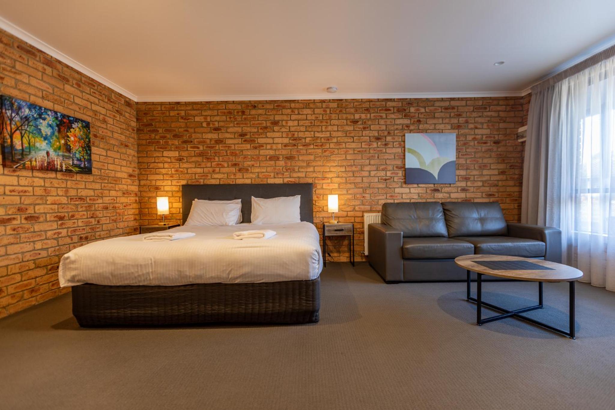 Deluxe King Suite & Divan - Photo 1