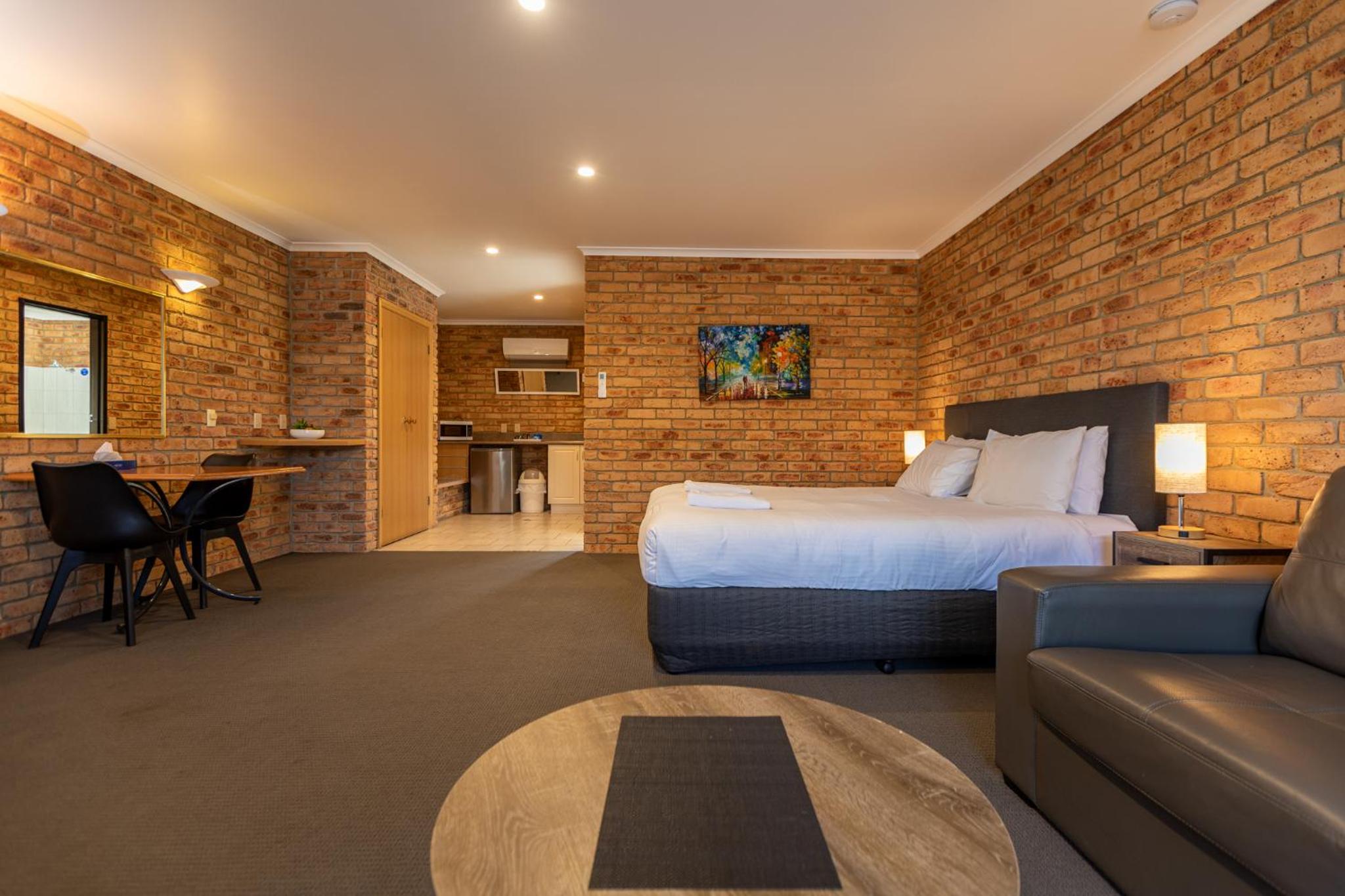 Deluxe King Suite & Divan - Photo 6