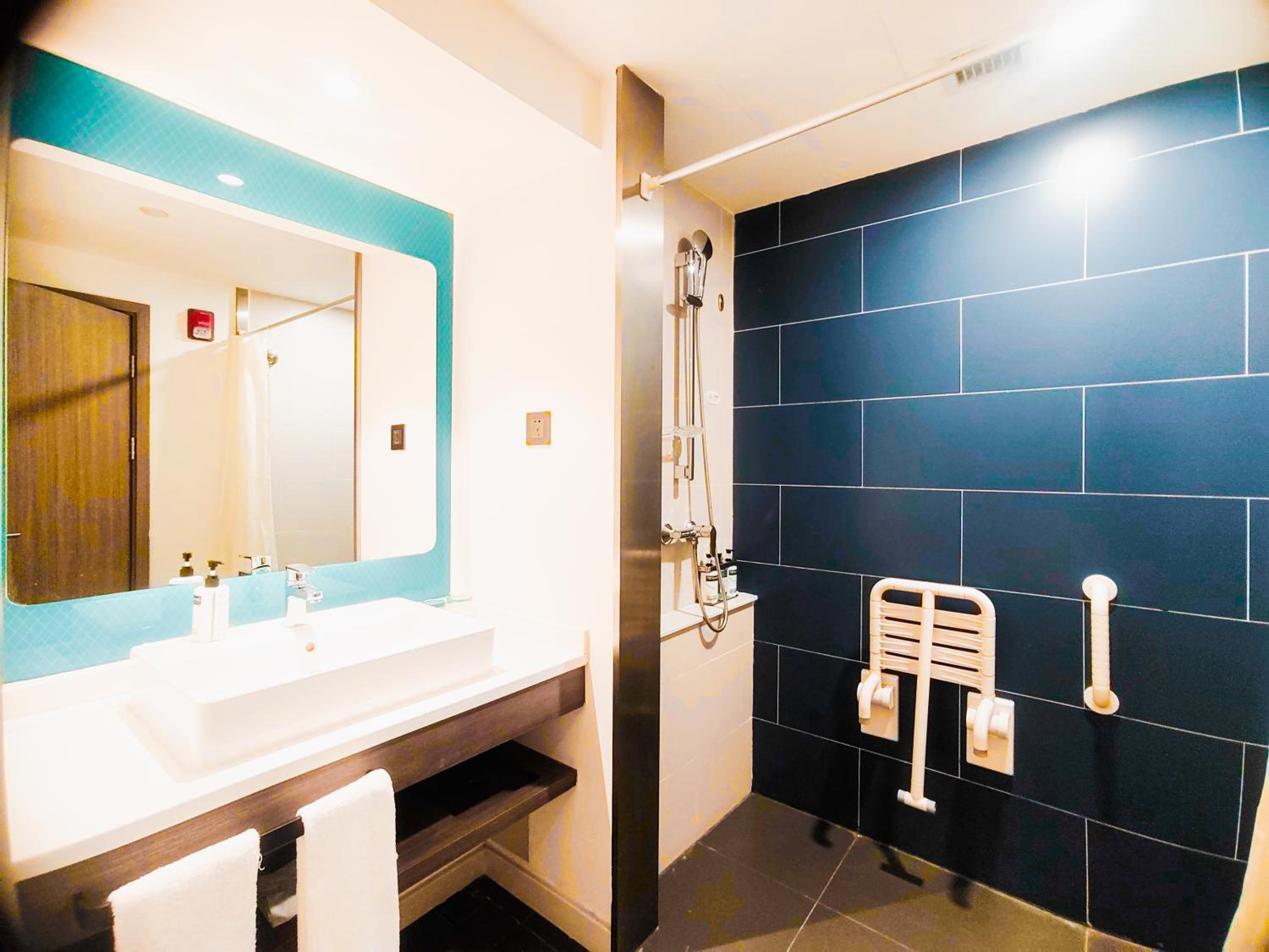 Standard King Room - Accessible - Photo 4