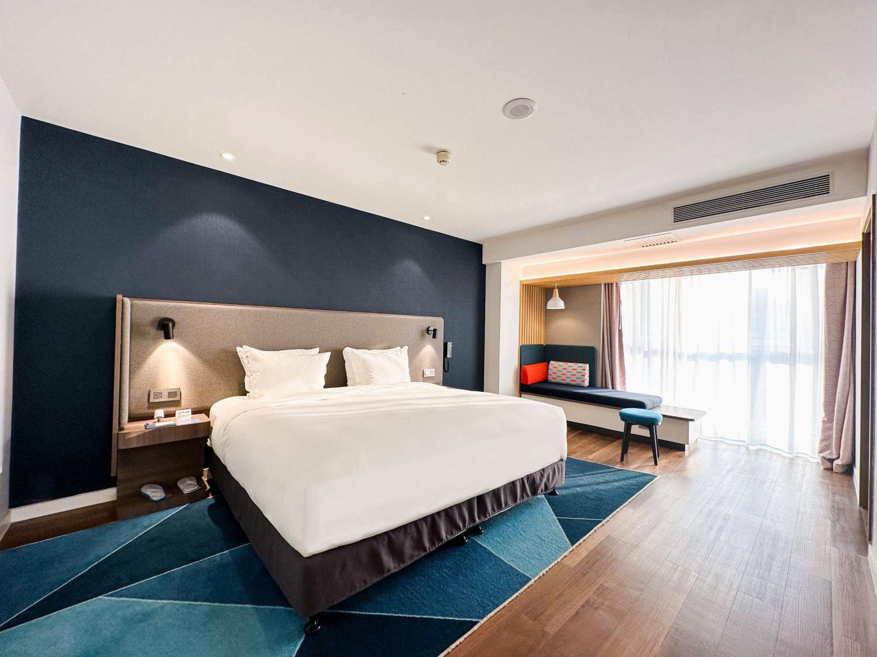 One-Bedroom King Suite - Photo 3