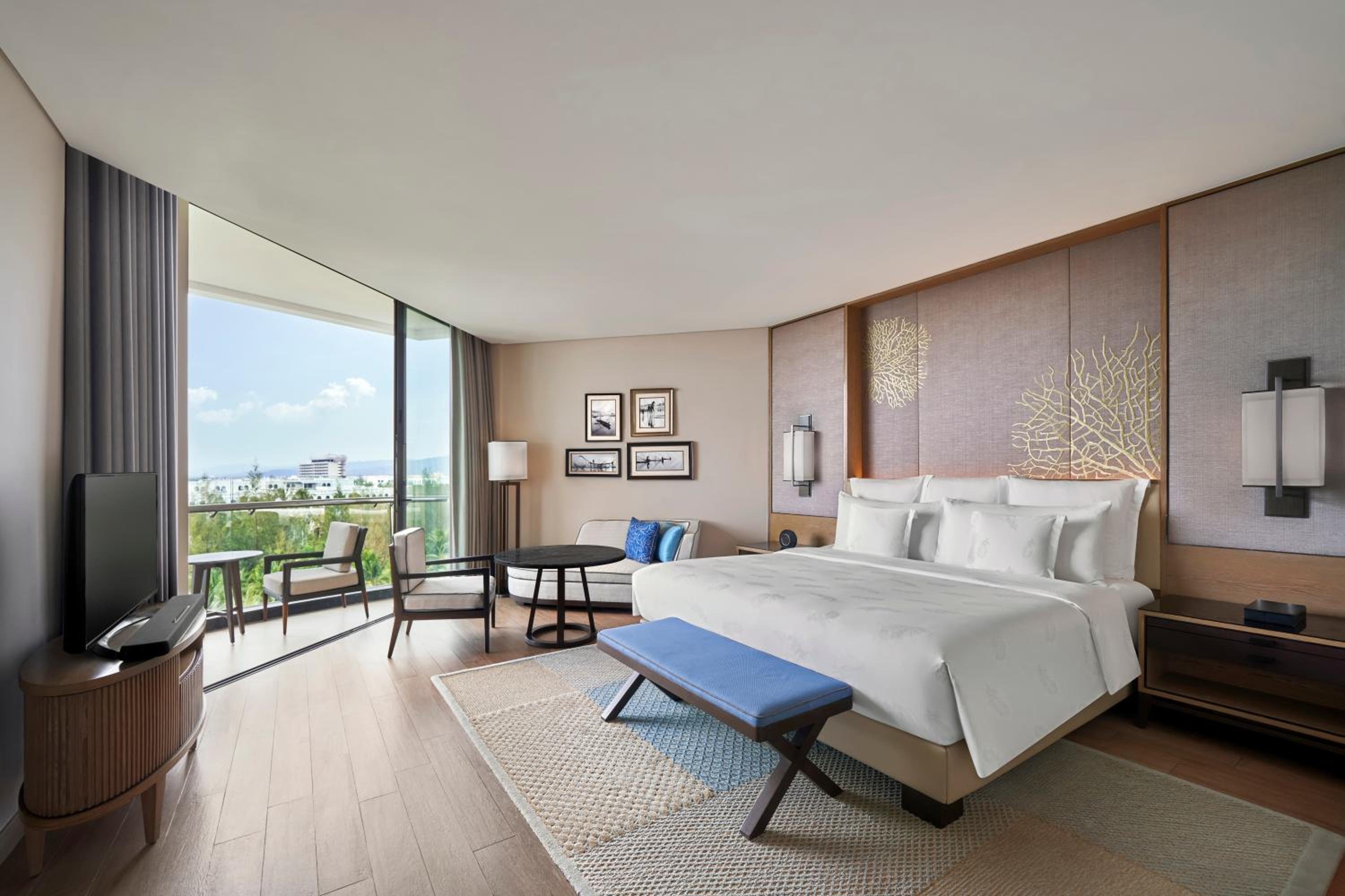 Classic King Room with Balcony and Ocean View