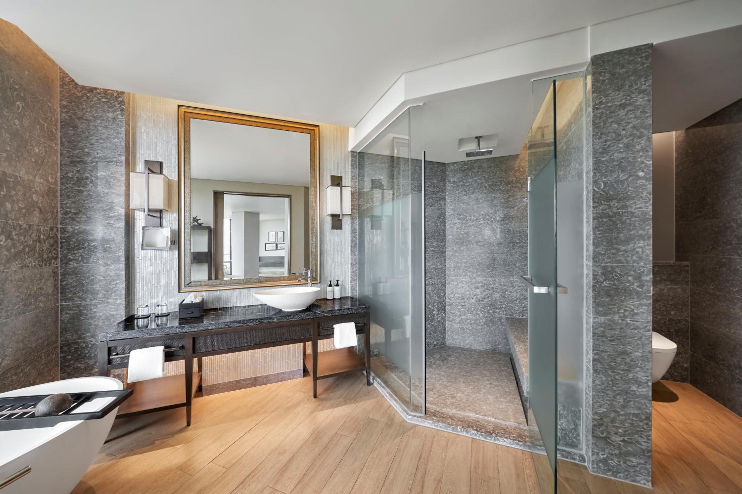Junior King Suite