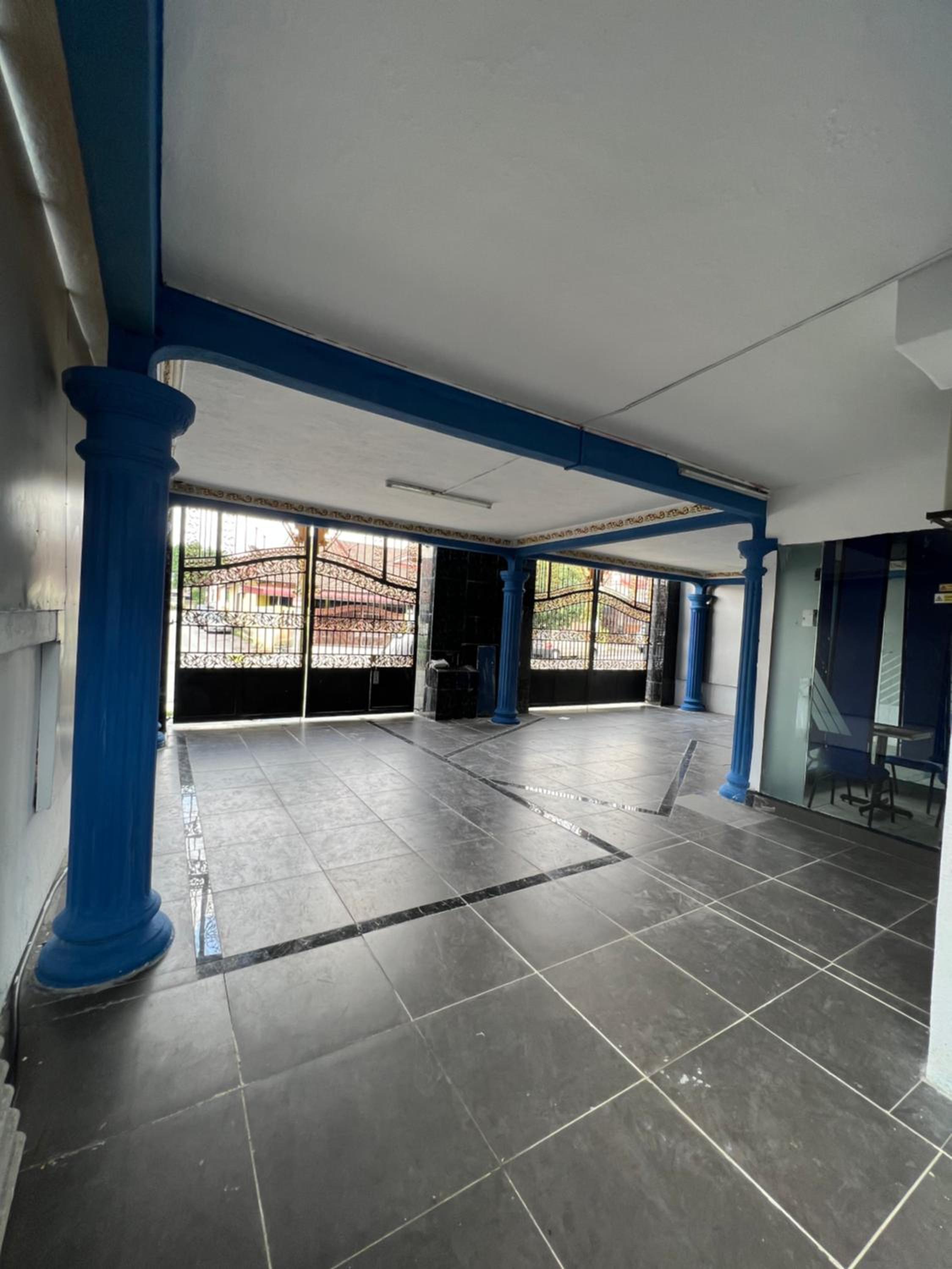 Six-Bedroom House photo 2