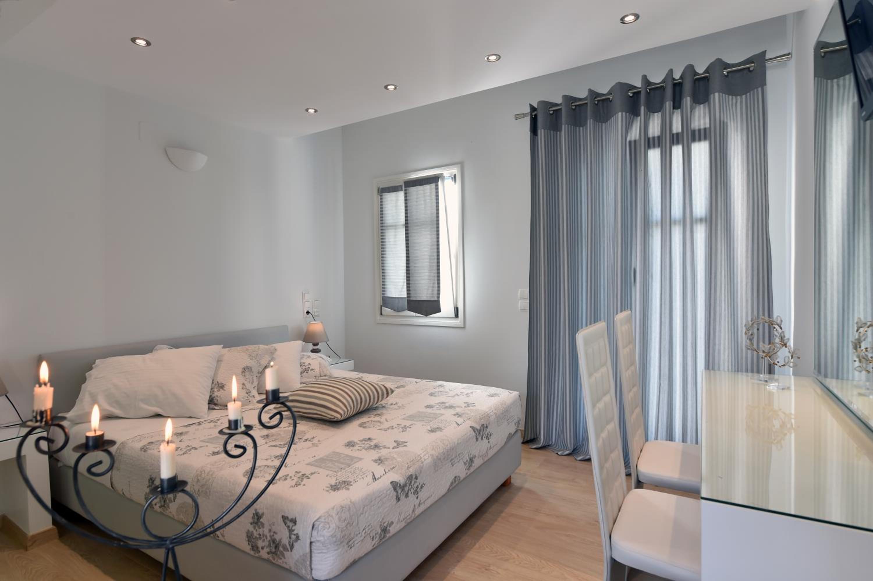 Deluxe Double Room with Spa Bath and Sea View - Photo 1