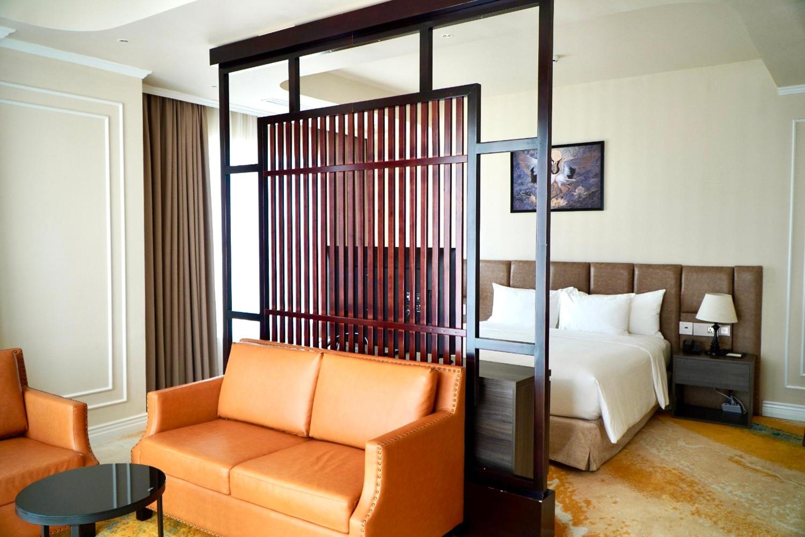 Premier Double Room with Balcony + Free Shuttle Bus To City Center - Photo 3