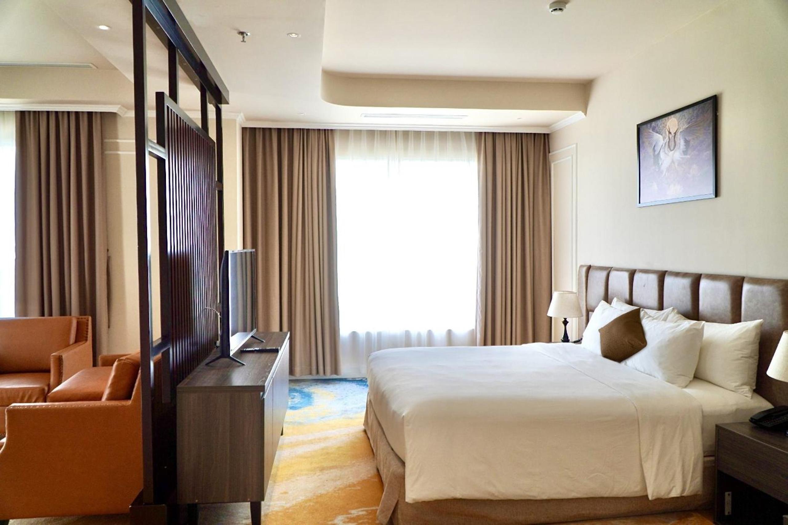 Premier Double Room with Balcony + Free Shuttle Bus To City Center - Photo 1