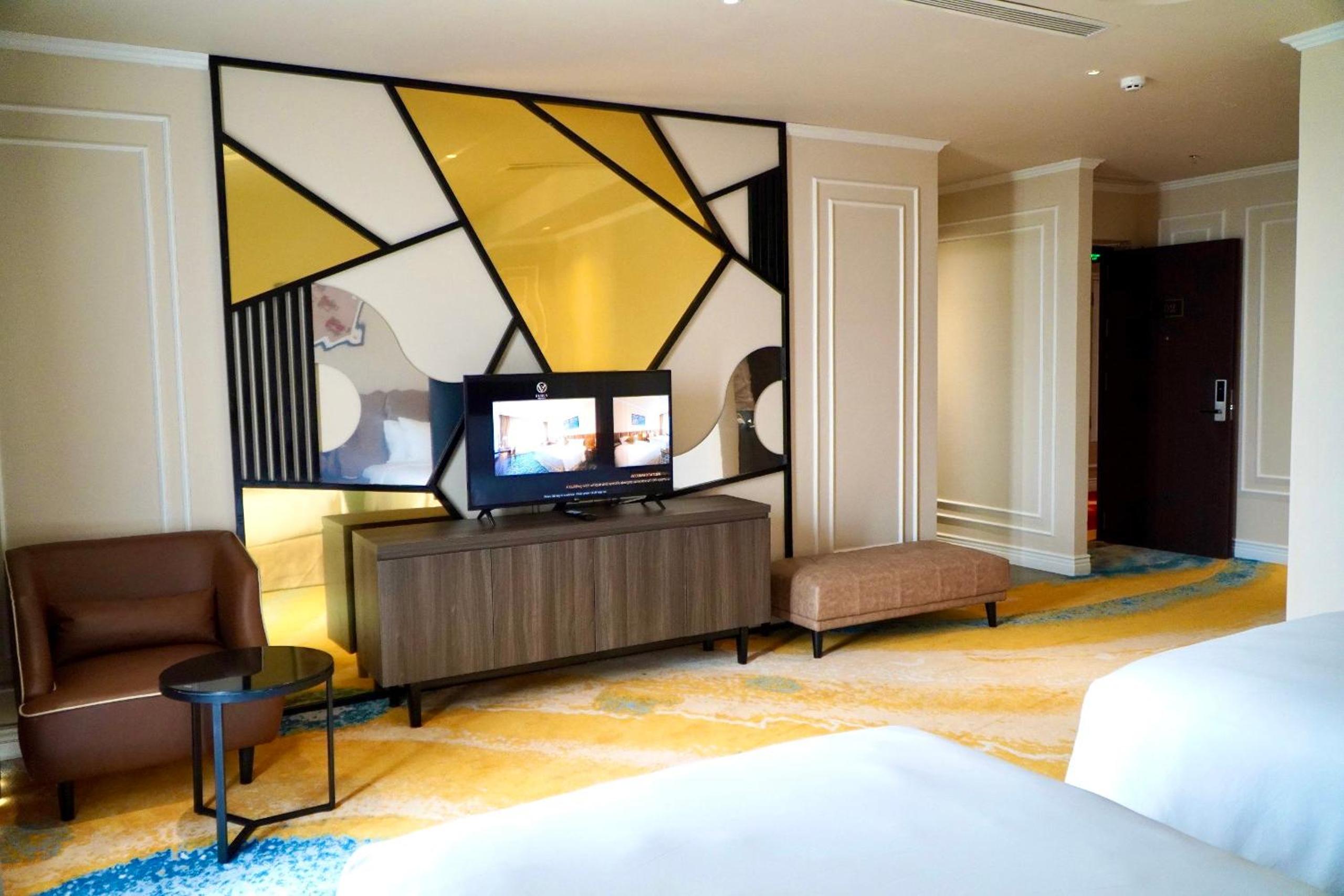 Premier Twin Room with Balcony + Free Shuttle Bus To City Center - Photo 10