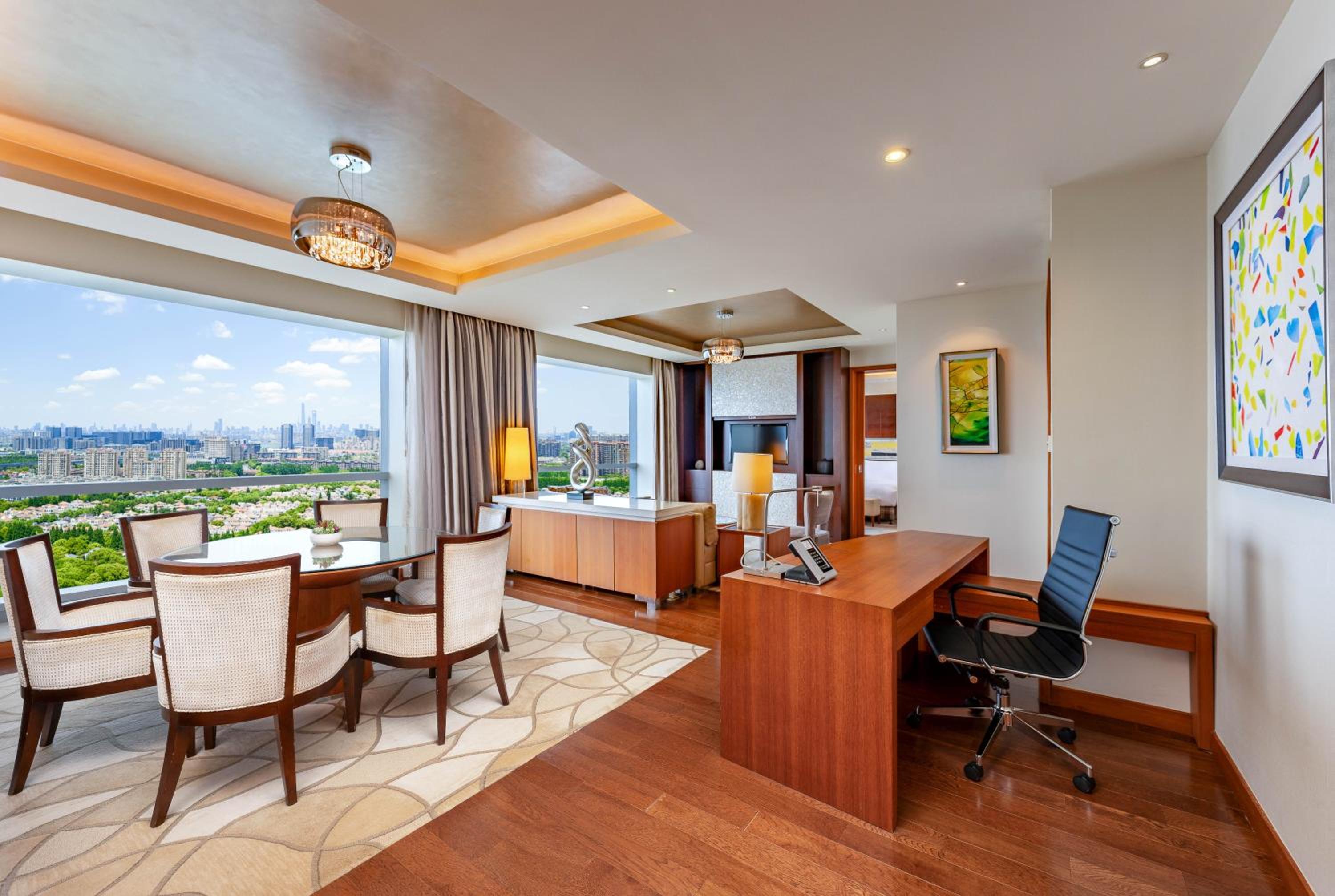 1 King One-Bedroom Suite Club Floor