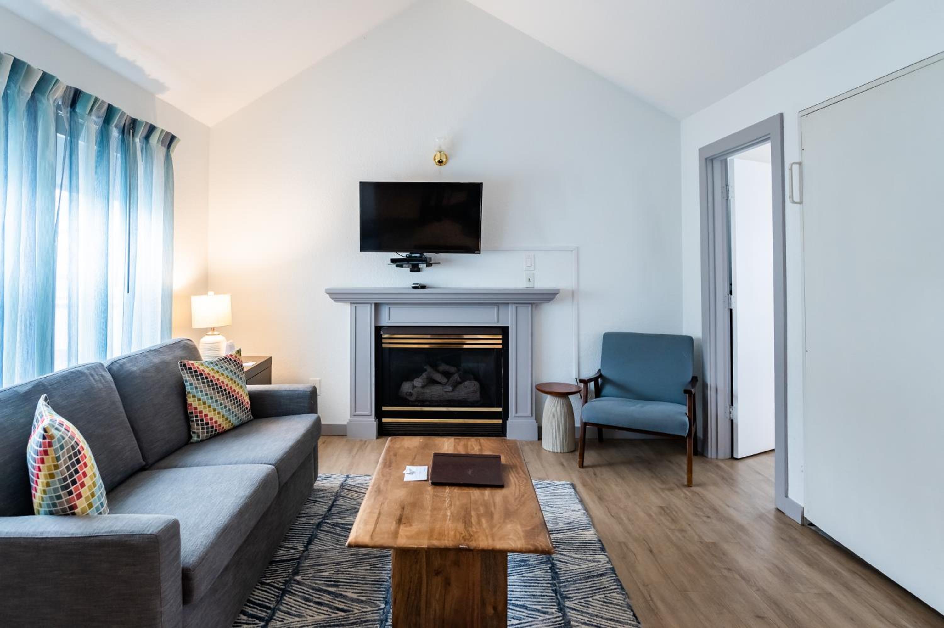 Two-Bedroom Suite with Full Kitchen - Photo 12