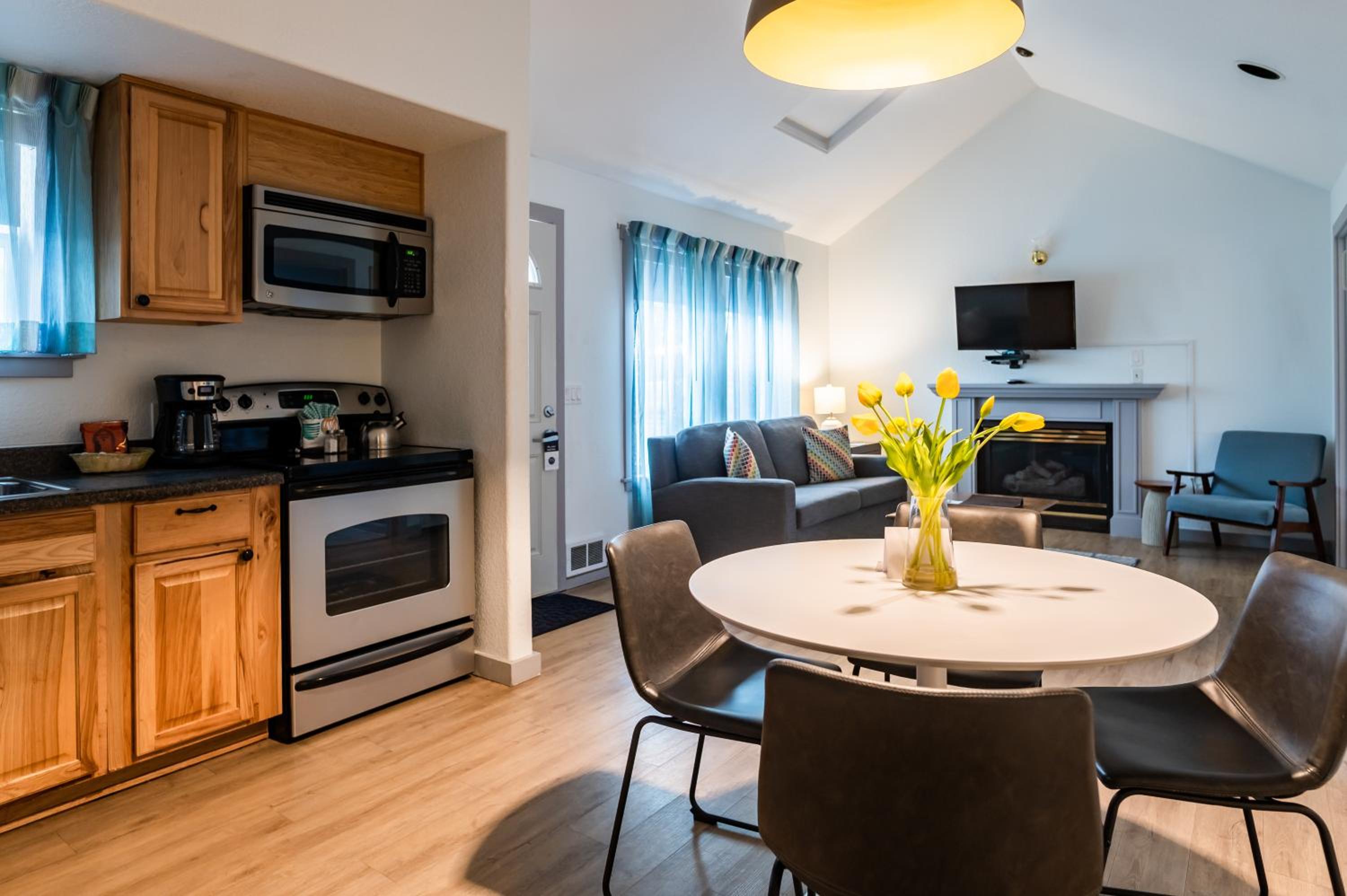 Two-Bedroom Suite with Full Kitchen - Photo 10