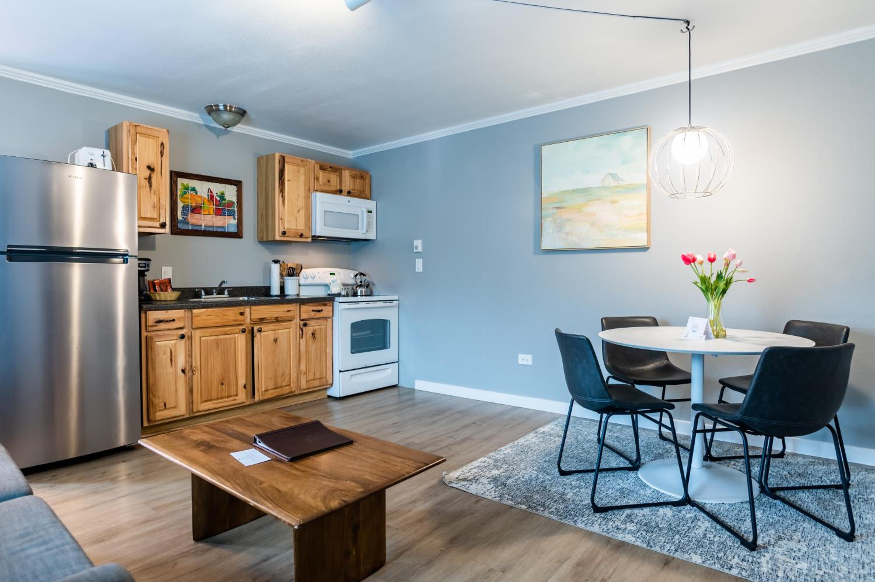 Two-Bedroom Suite with Full Kitchen - Photo 8