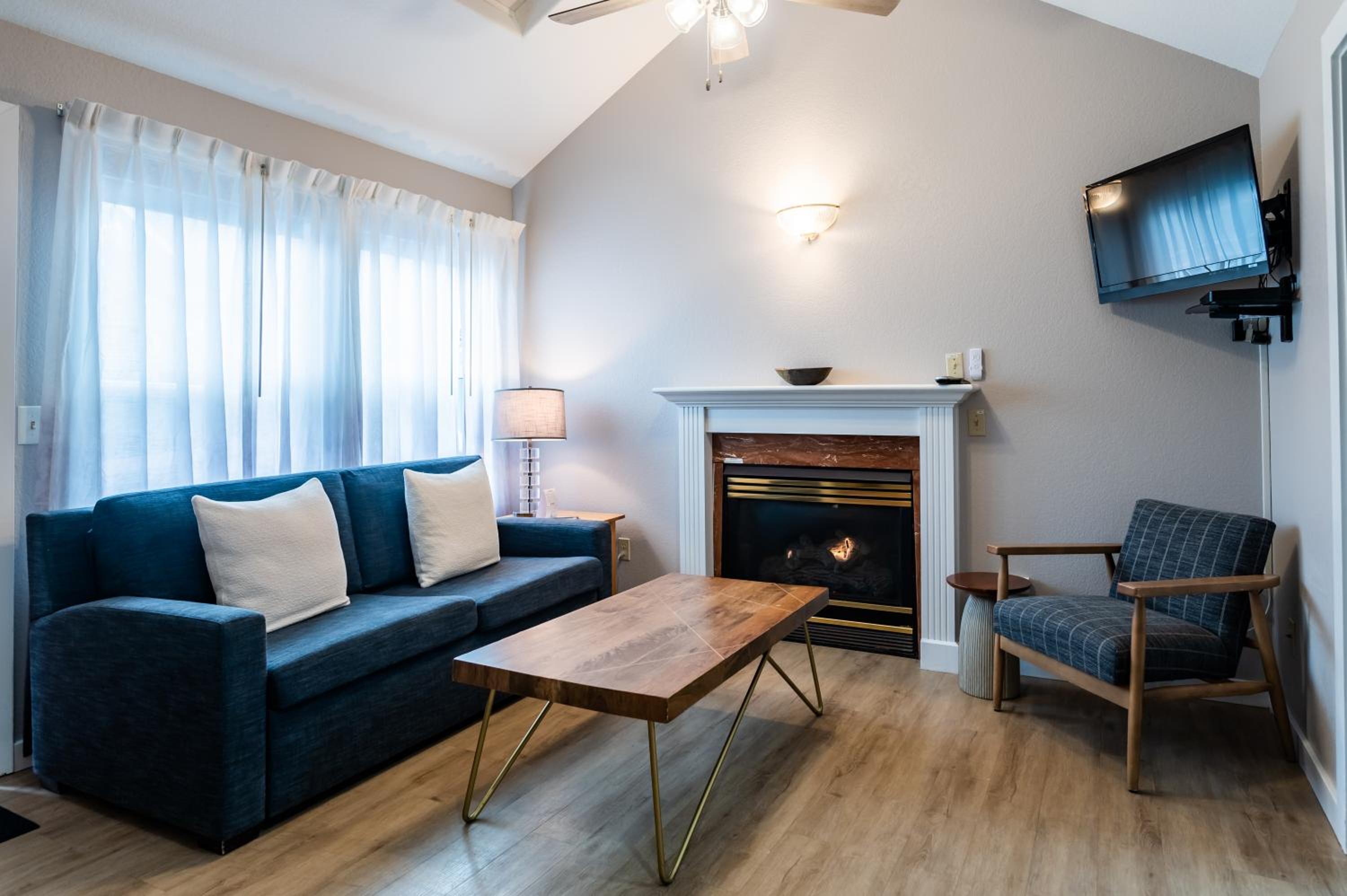 One Bedroom Suite with Spa - Photo 1