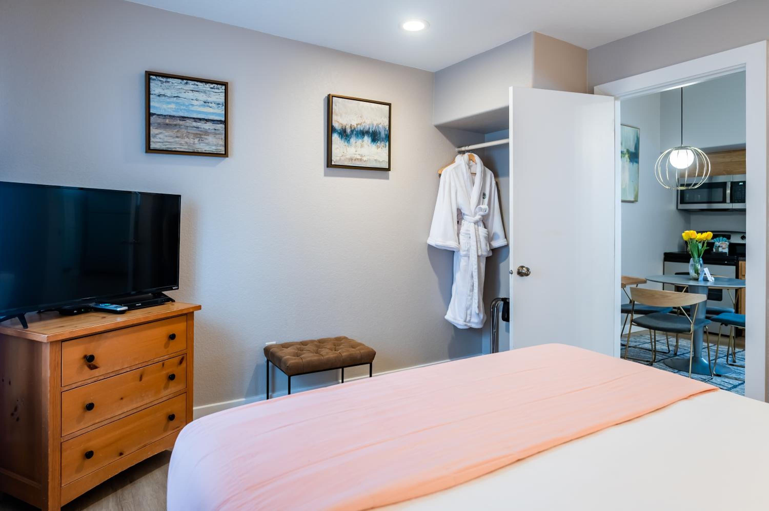 One Bedroom Suite with Spa - Photo 6