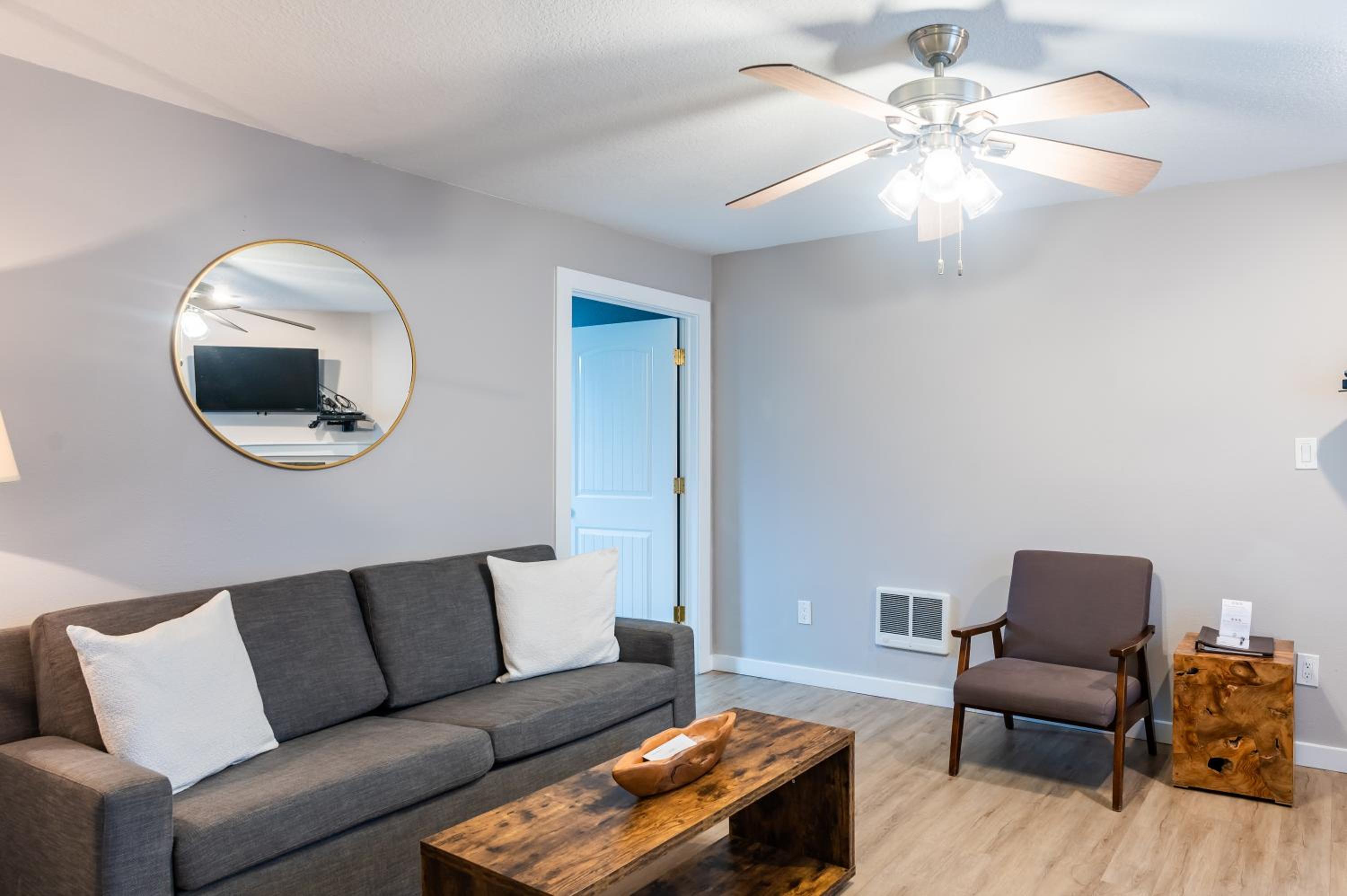 One Bedroom Suite with Spa - Photo 7