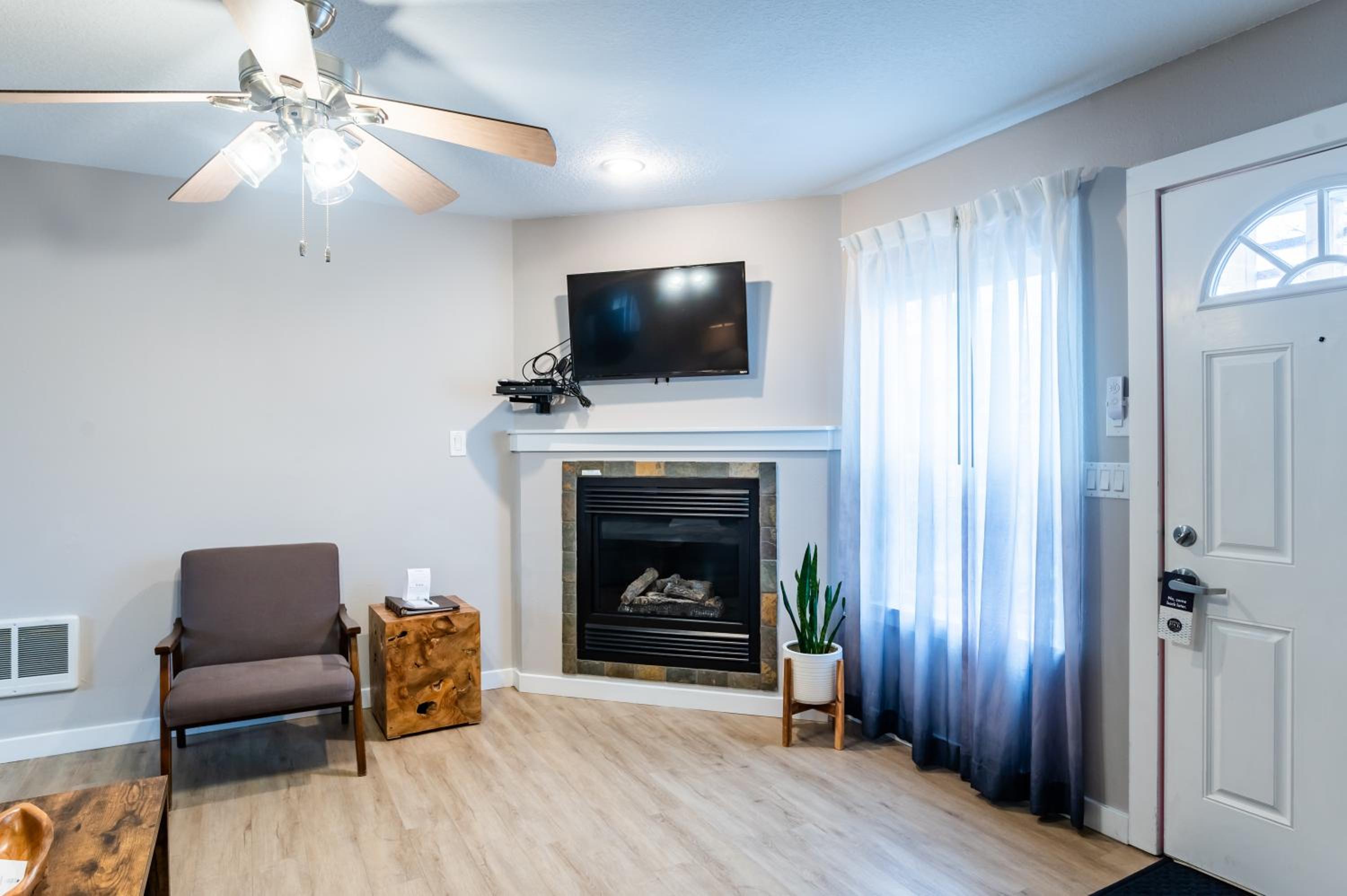 One Bedroom Suite with Spa - Photo 8