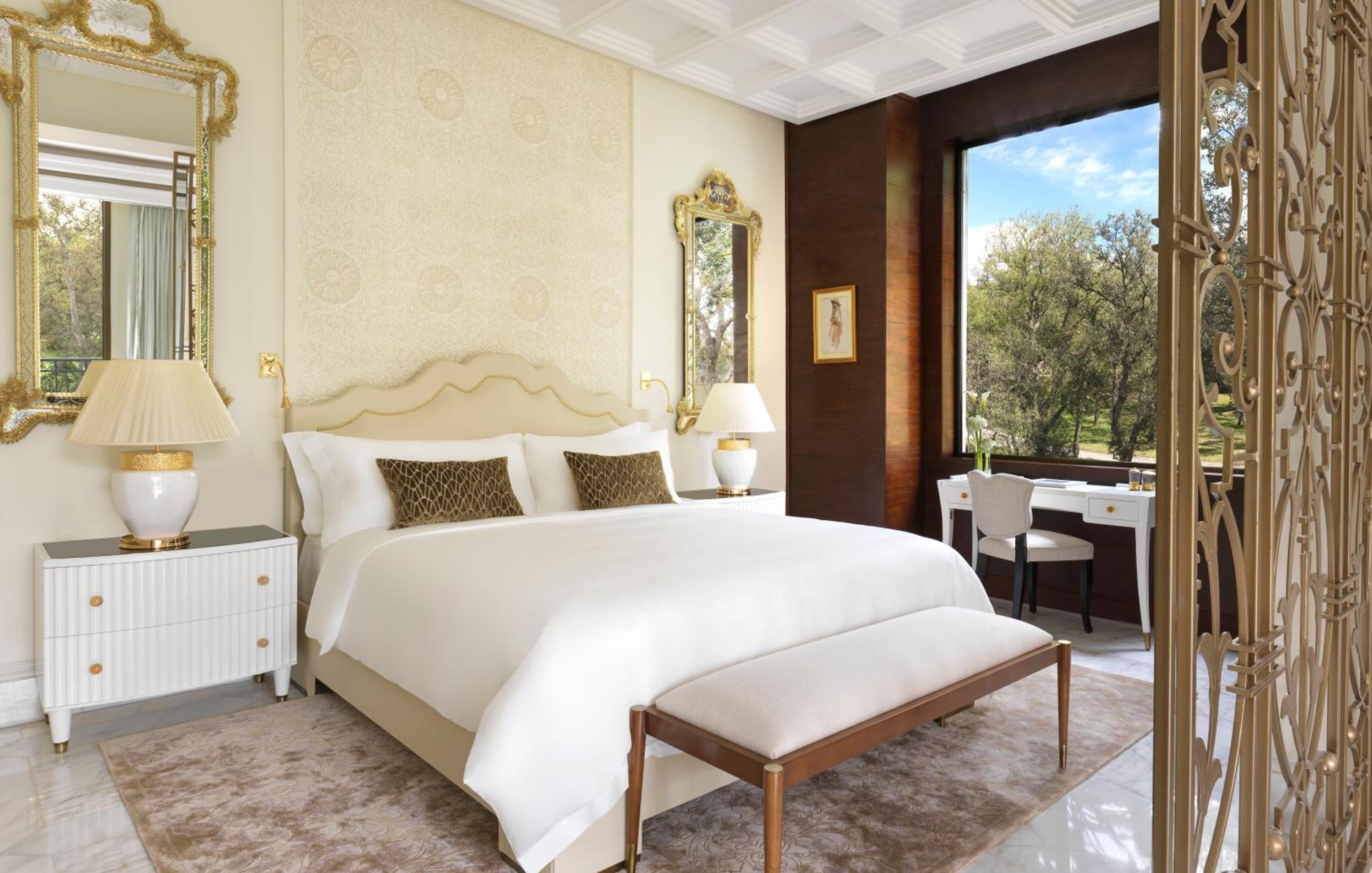 Superior King Room with Terrace and Pool View