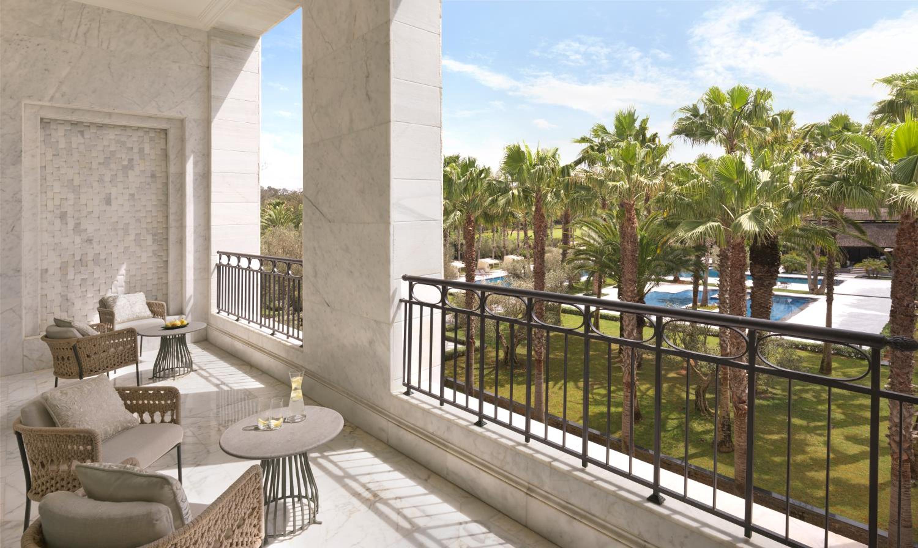 One-Bedroom Majestic King Suite with Garden View - Photo 4