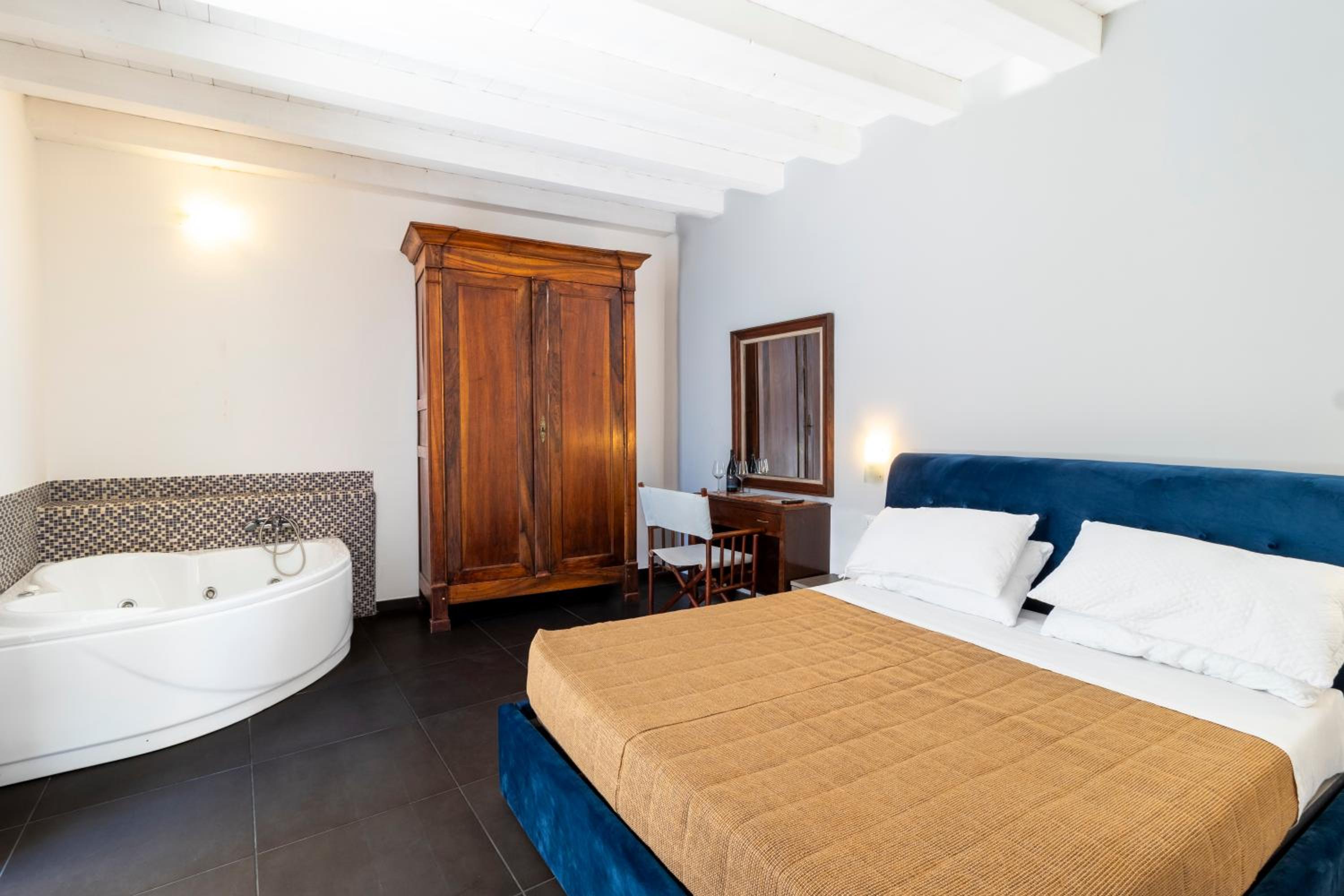 Queen Suite with Spa Bath