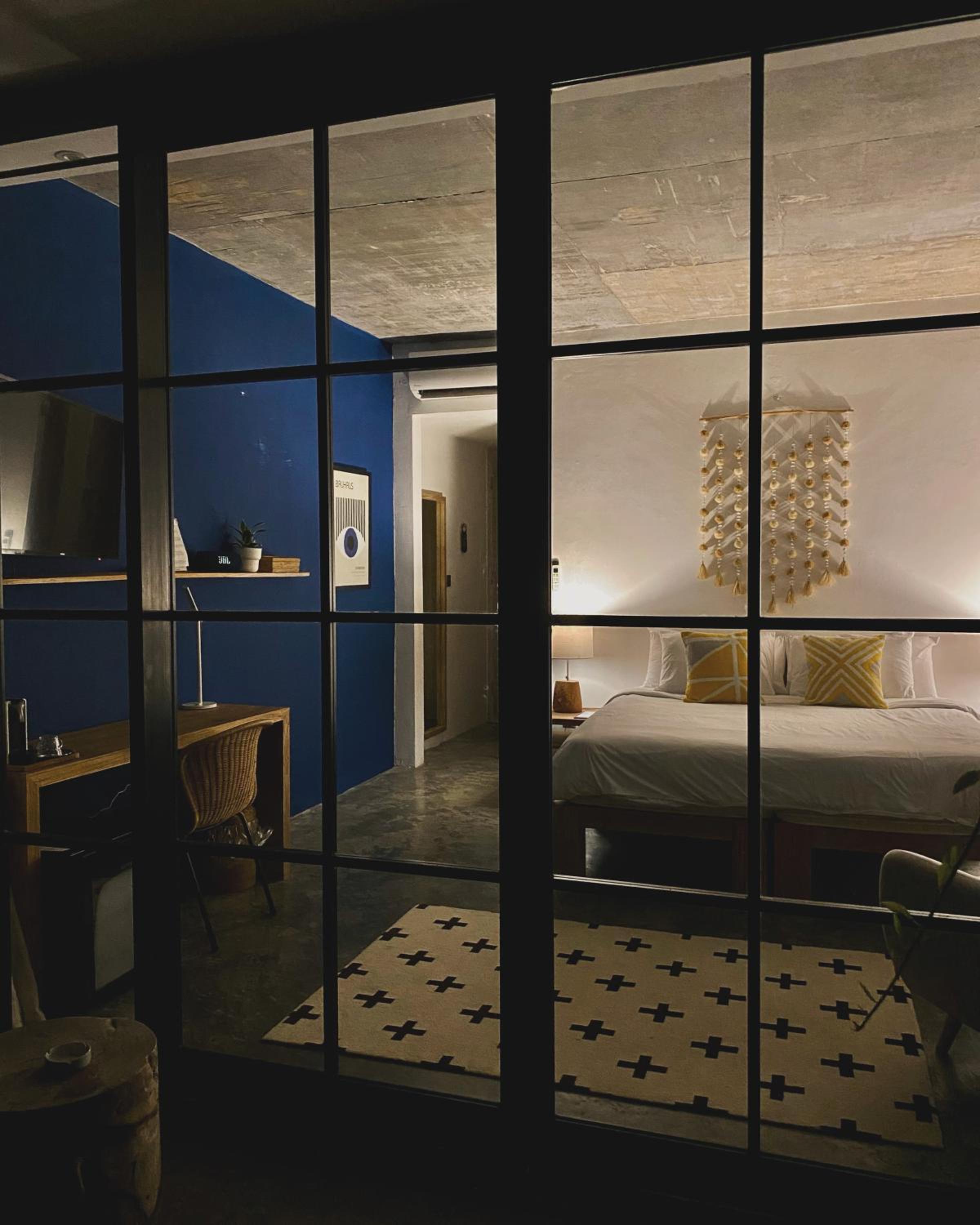 Queen Room with Balcony - Photo 3