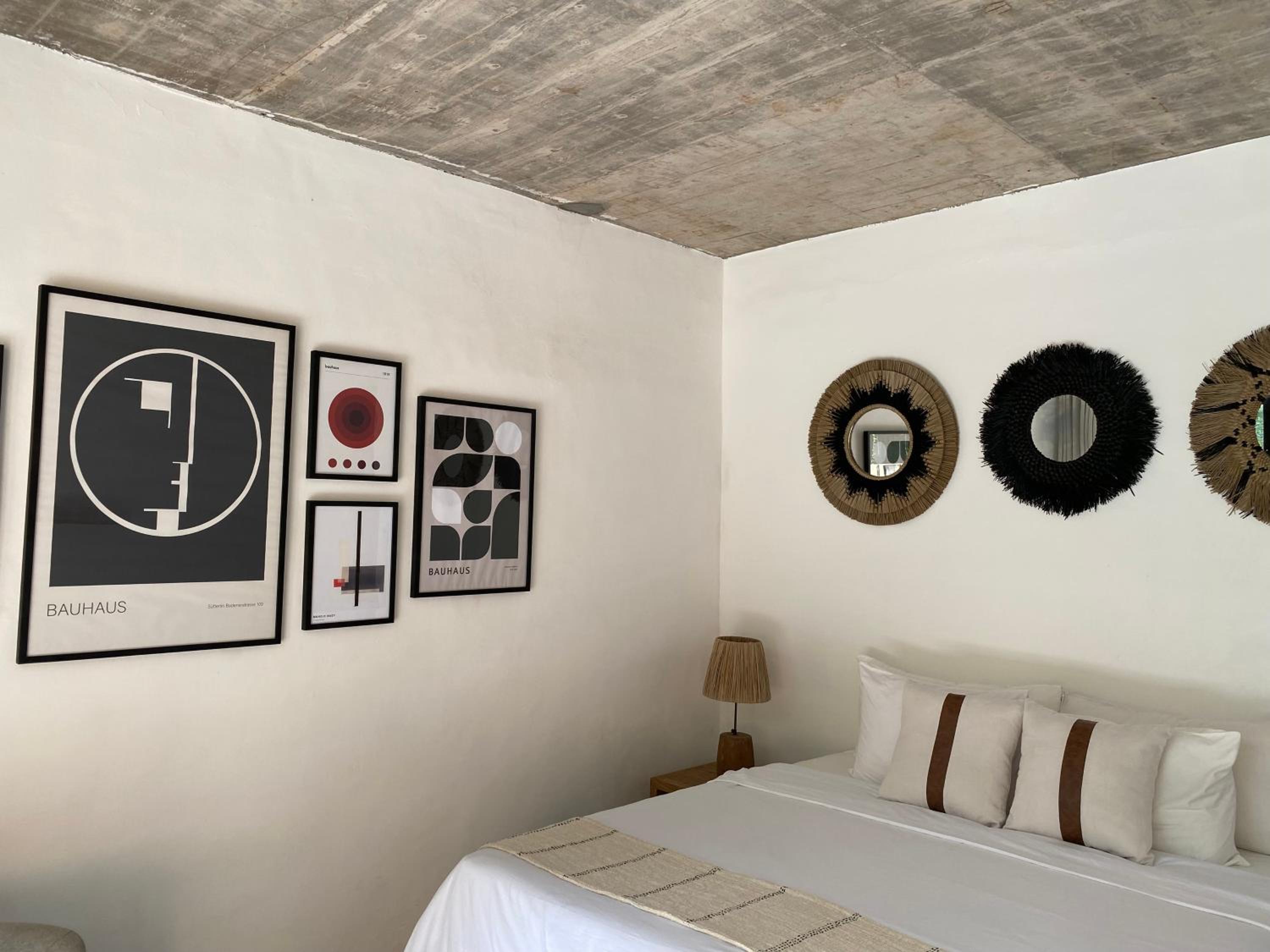 Queen Room with Balcony - Photo 4