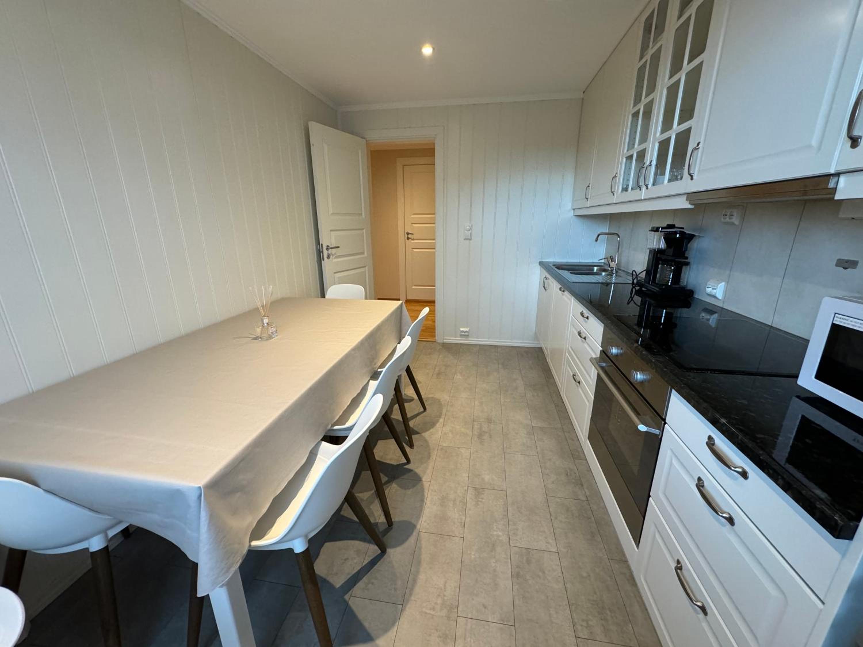 Three-Bedroom Apartment with Balcony photo 2
