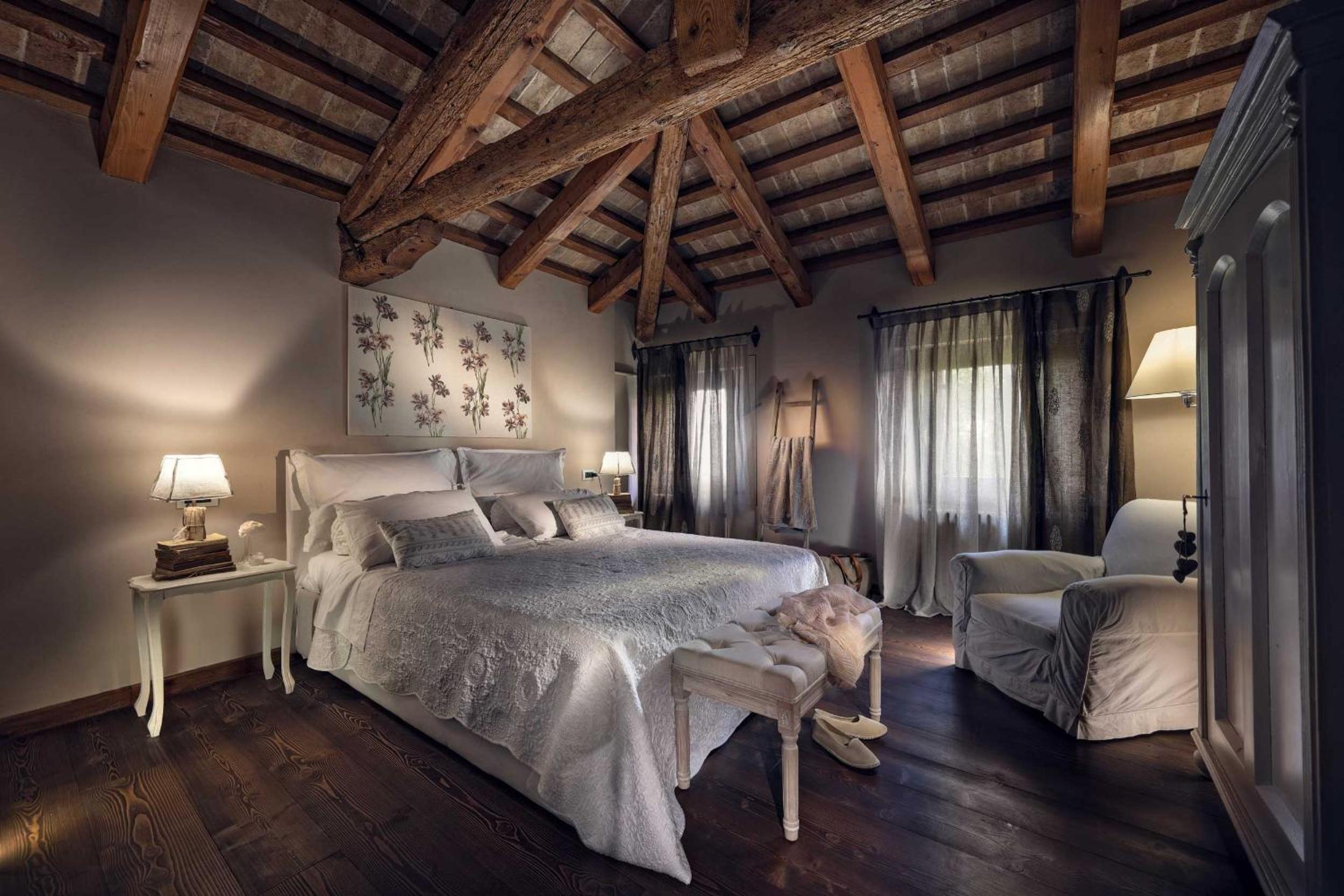 Suite - Photo 1