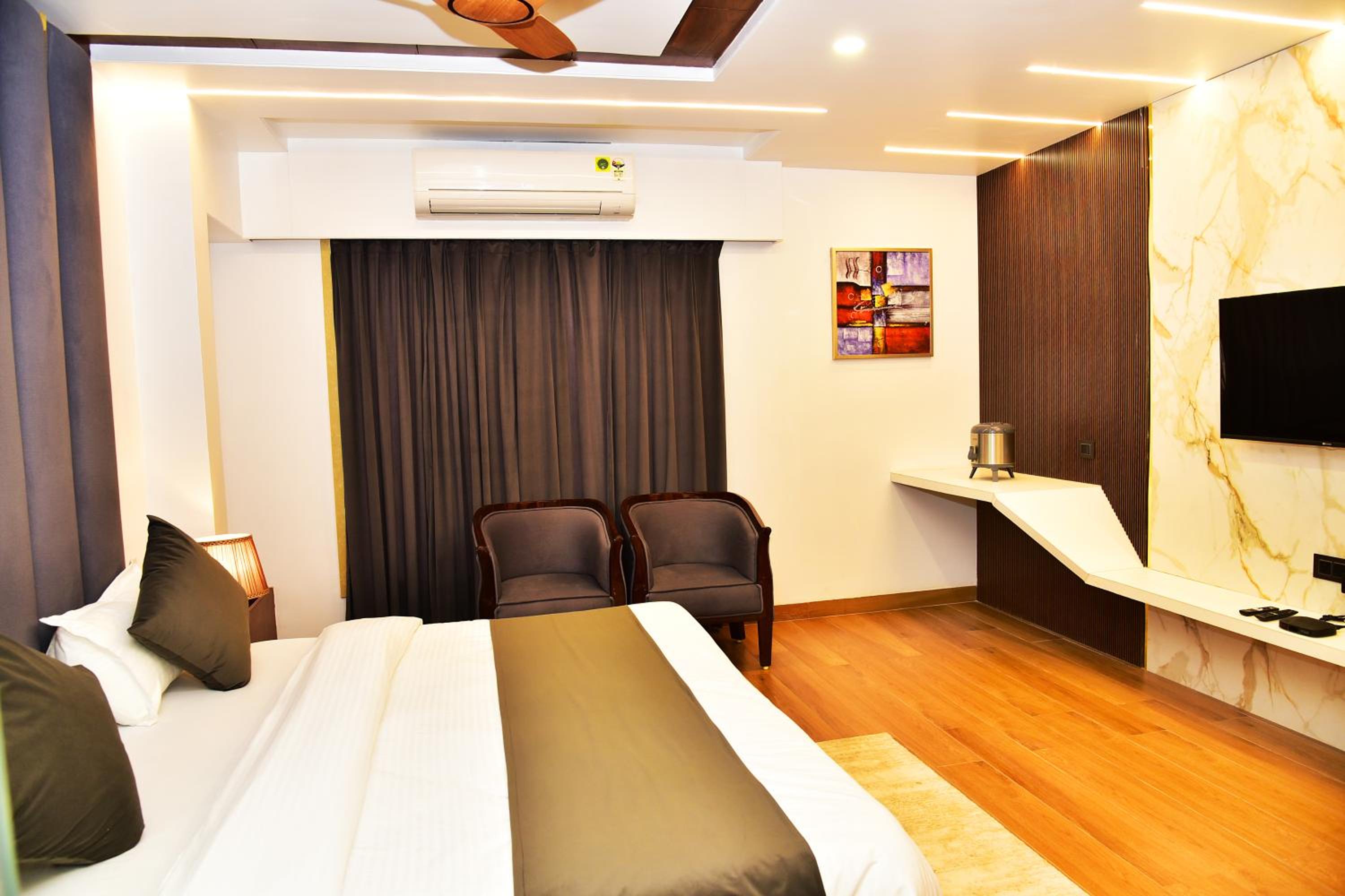 Deluxe King Room photo 2