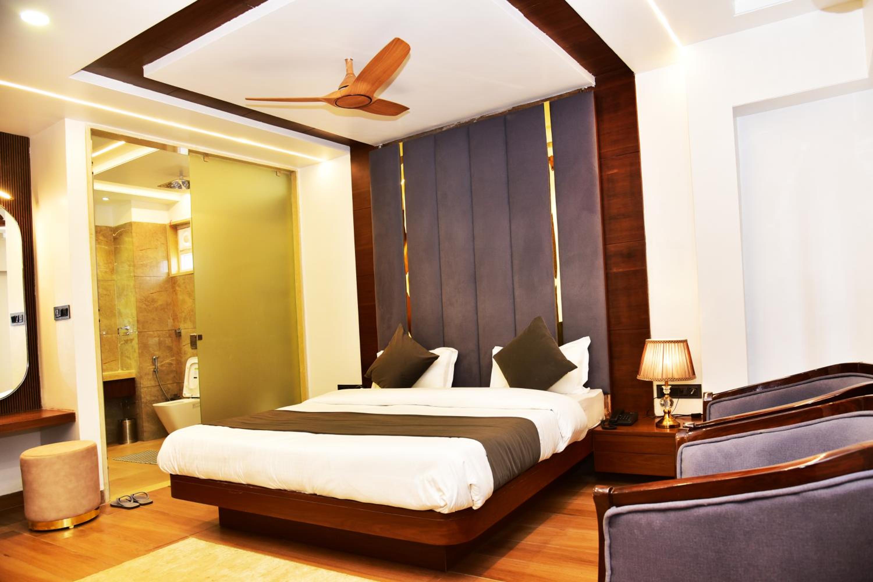 Deluxe King Room photo 3