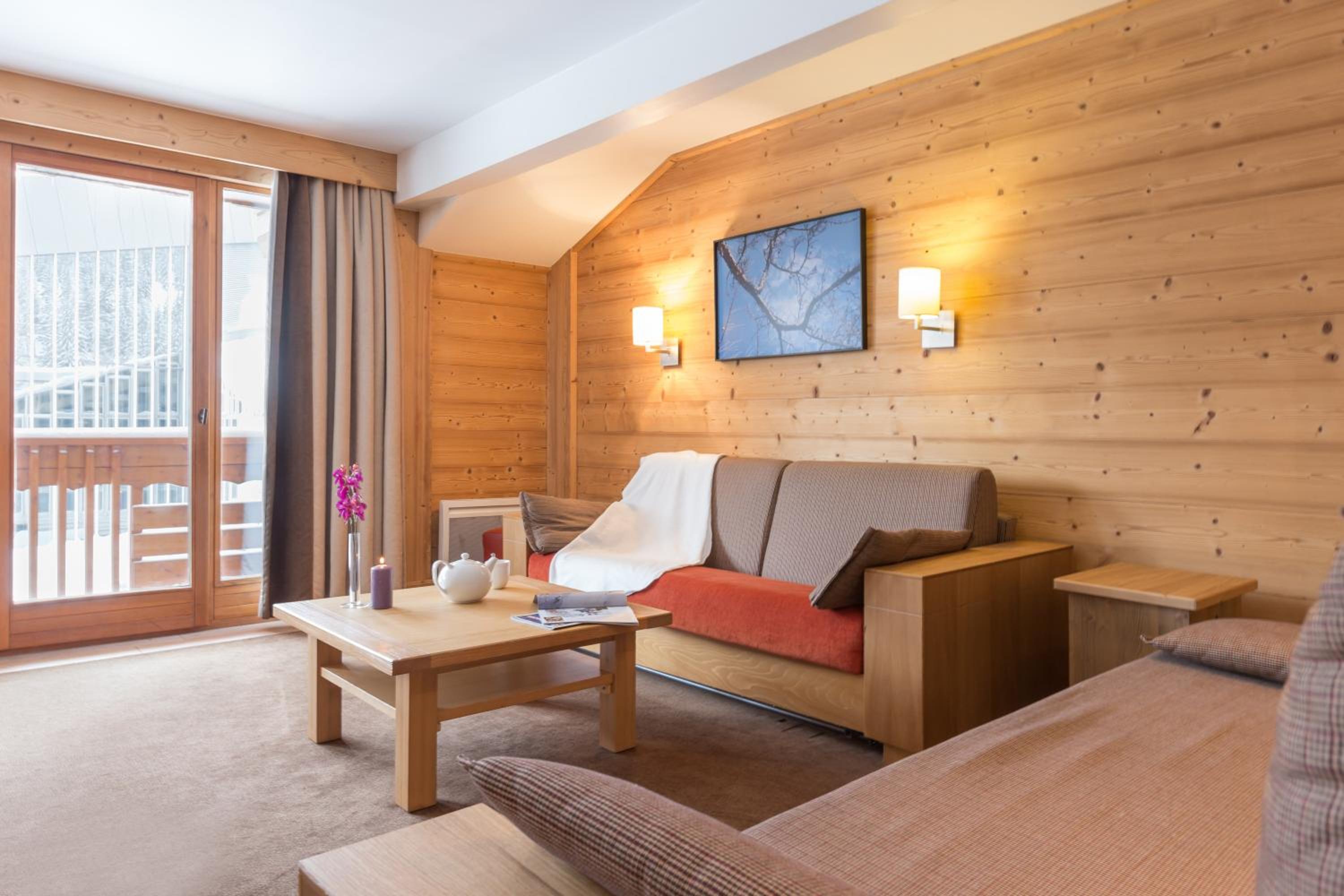 Two-Bedroom Duplex Apartment with 2 Sleeping Alcove and Balcony (10 People)