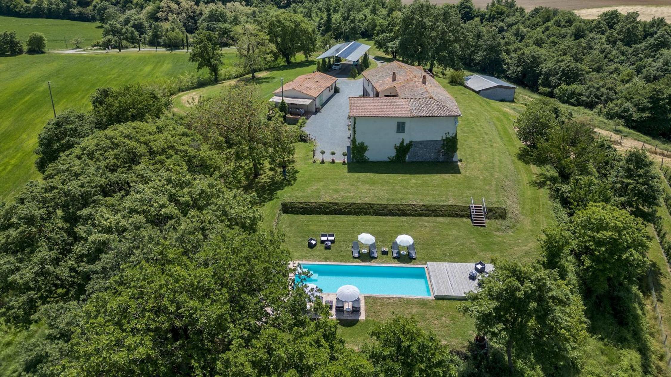 Six-Bedroom Villa  photo 2