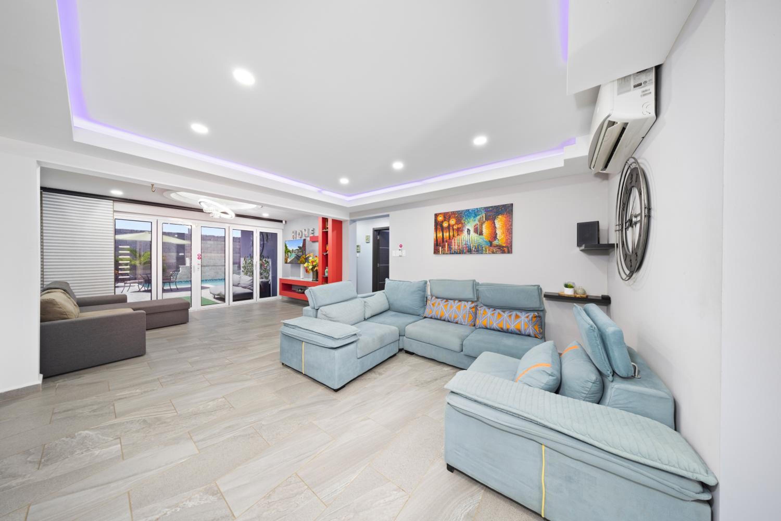 Five-Bedroom House photo 1