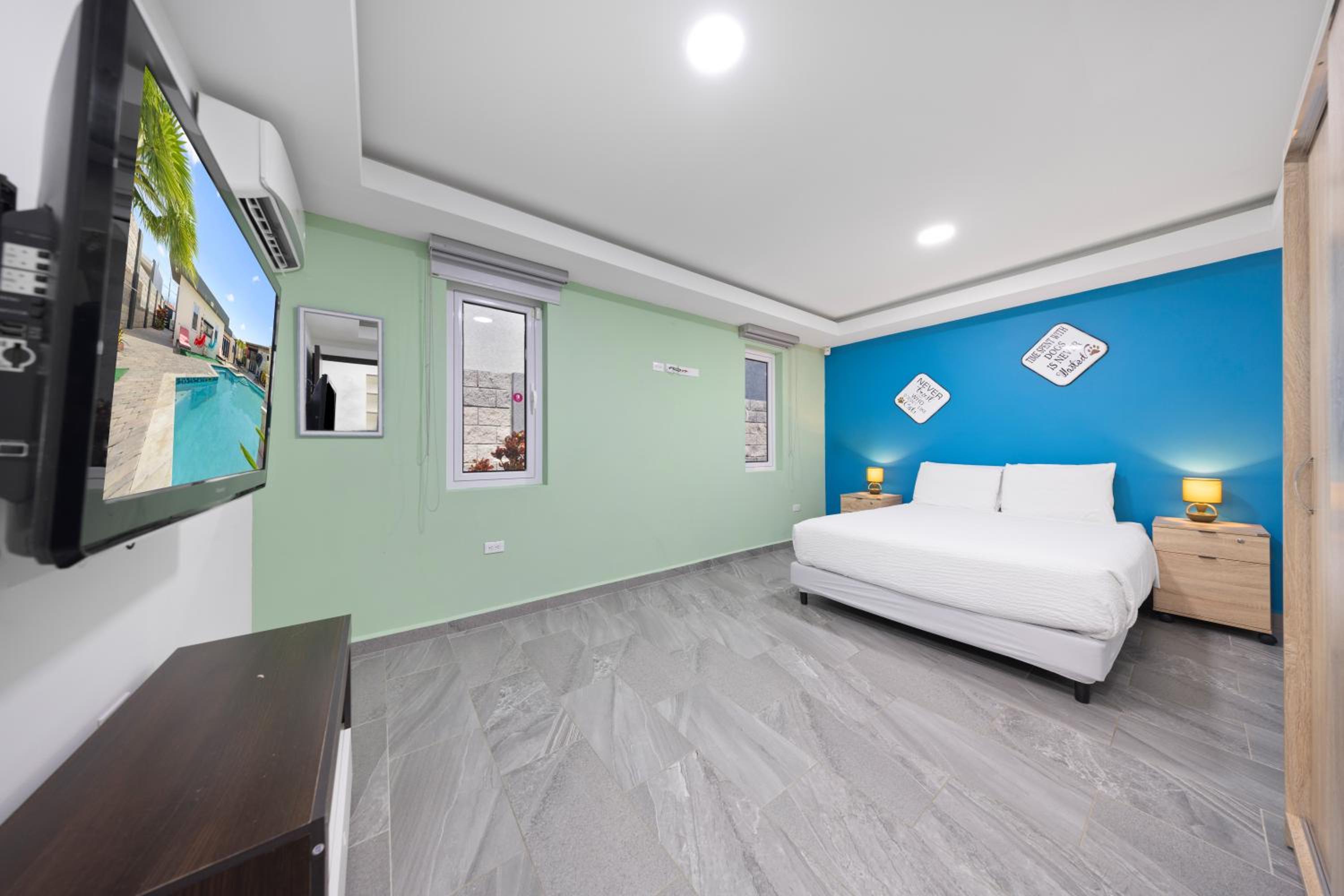 Five-Bedroom House photo 2