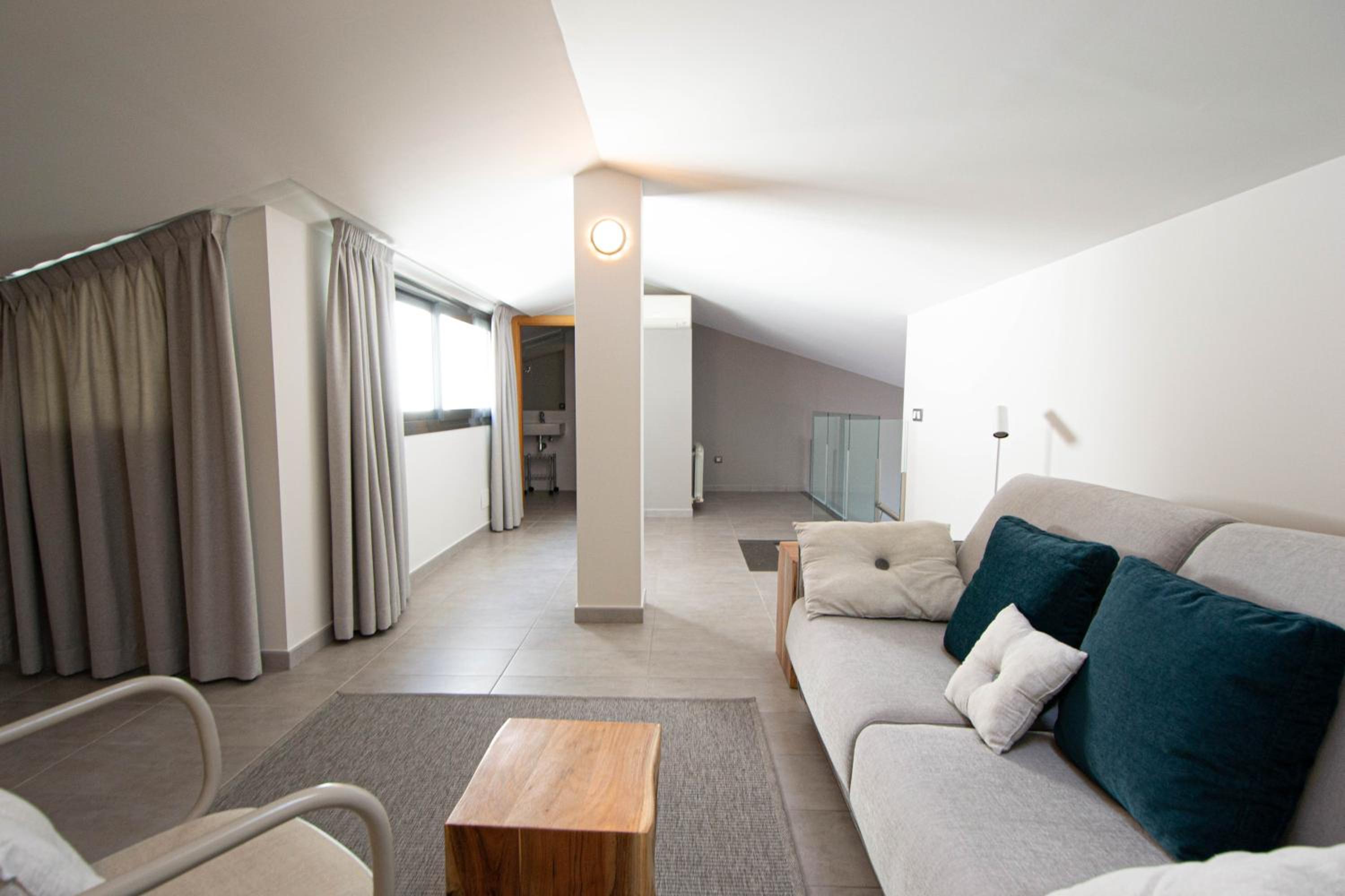 Three-Bedroom Apartment - High Floor photo 2