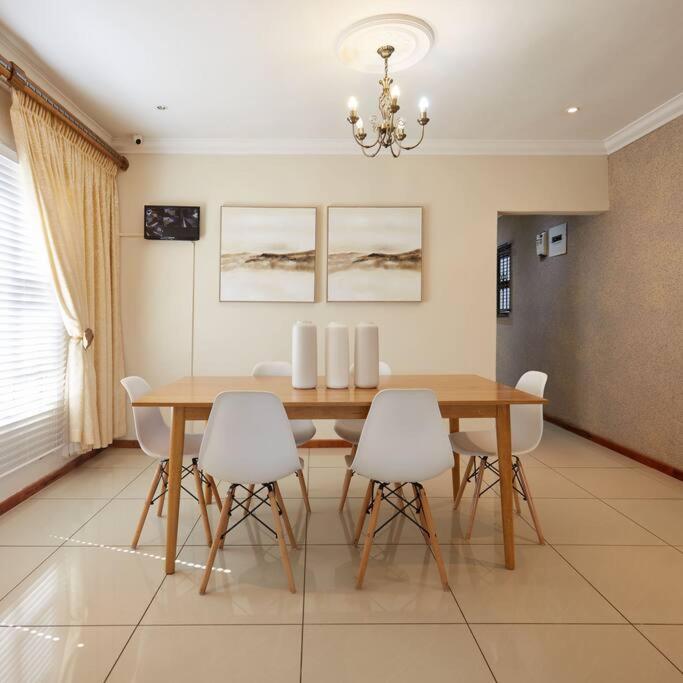 Three-Bedroom House photo 3