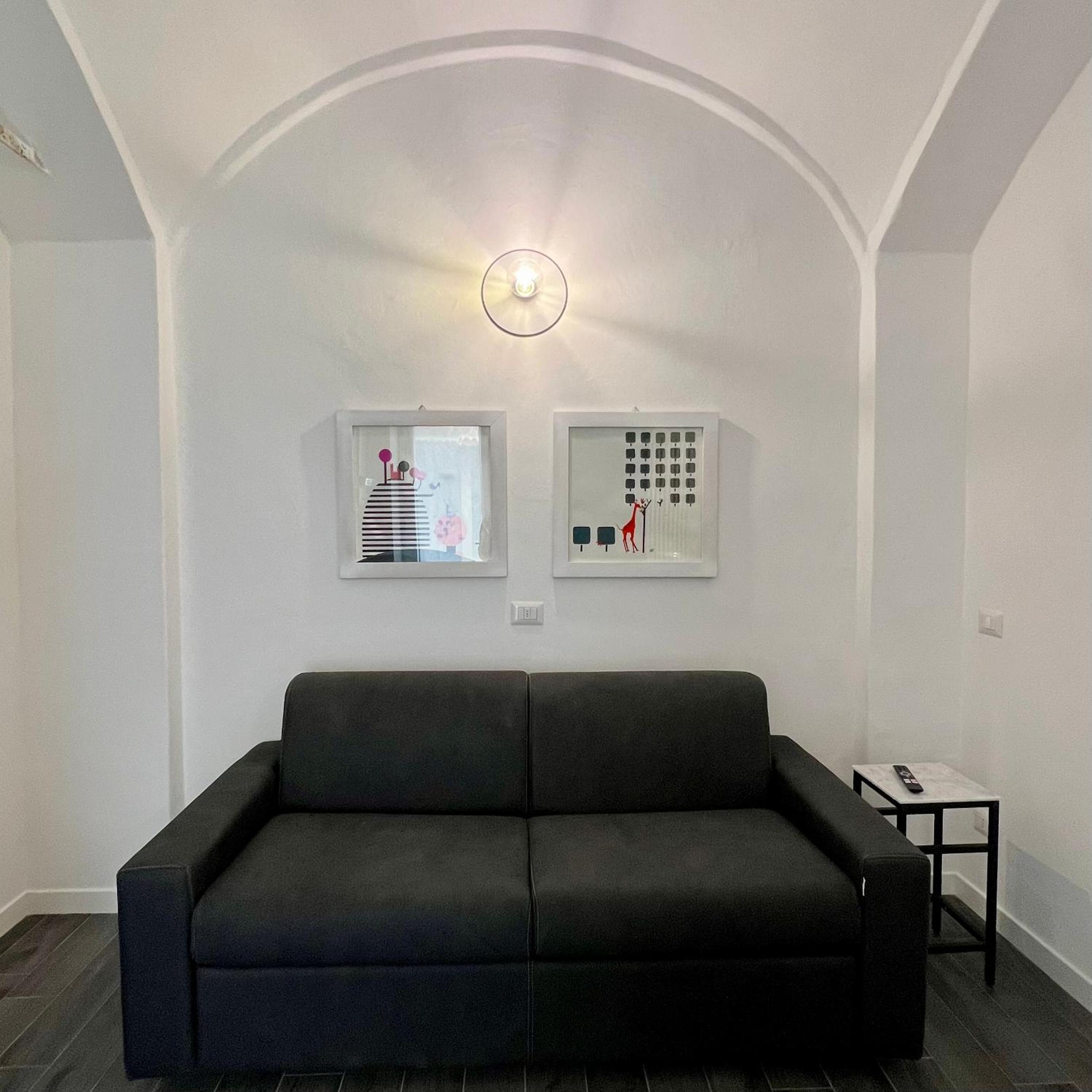 One-Bedroom Apartment photo 1