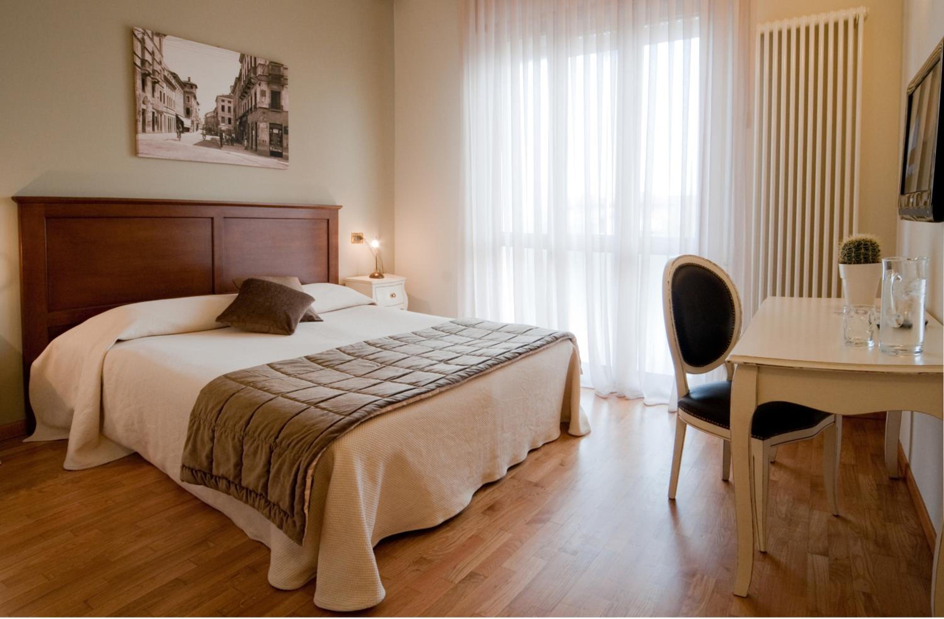 Double or Twin Room - Photo 4