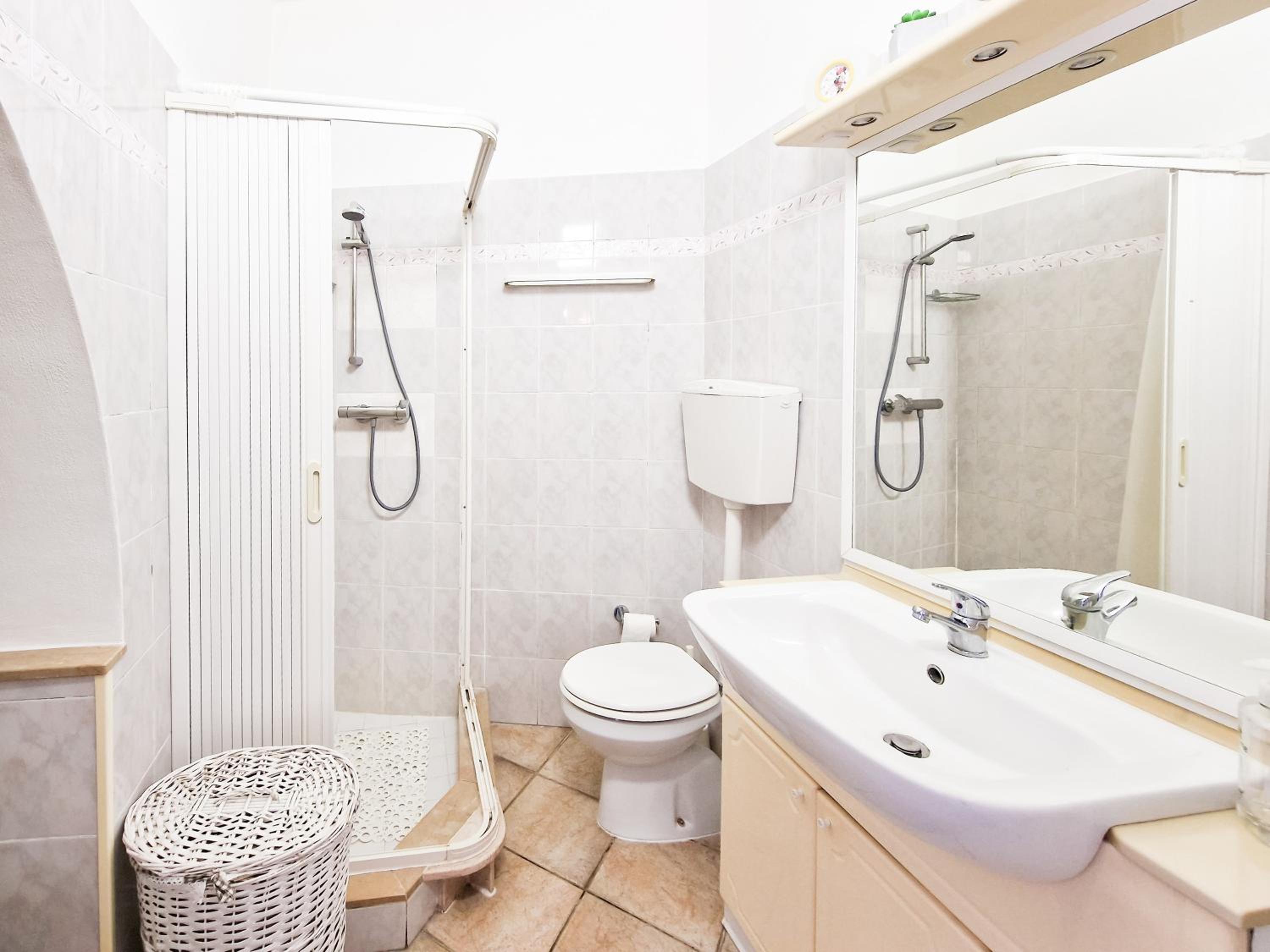 Apartment with Shower photo 3