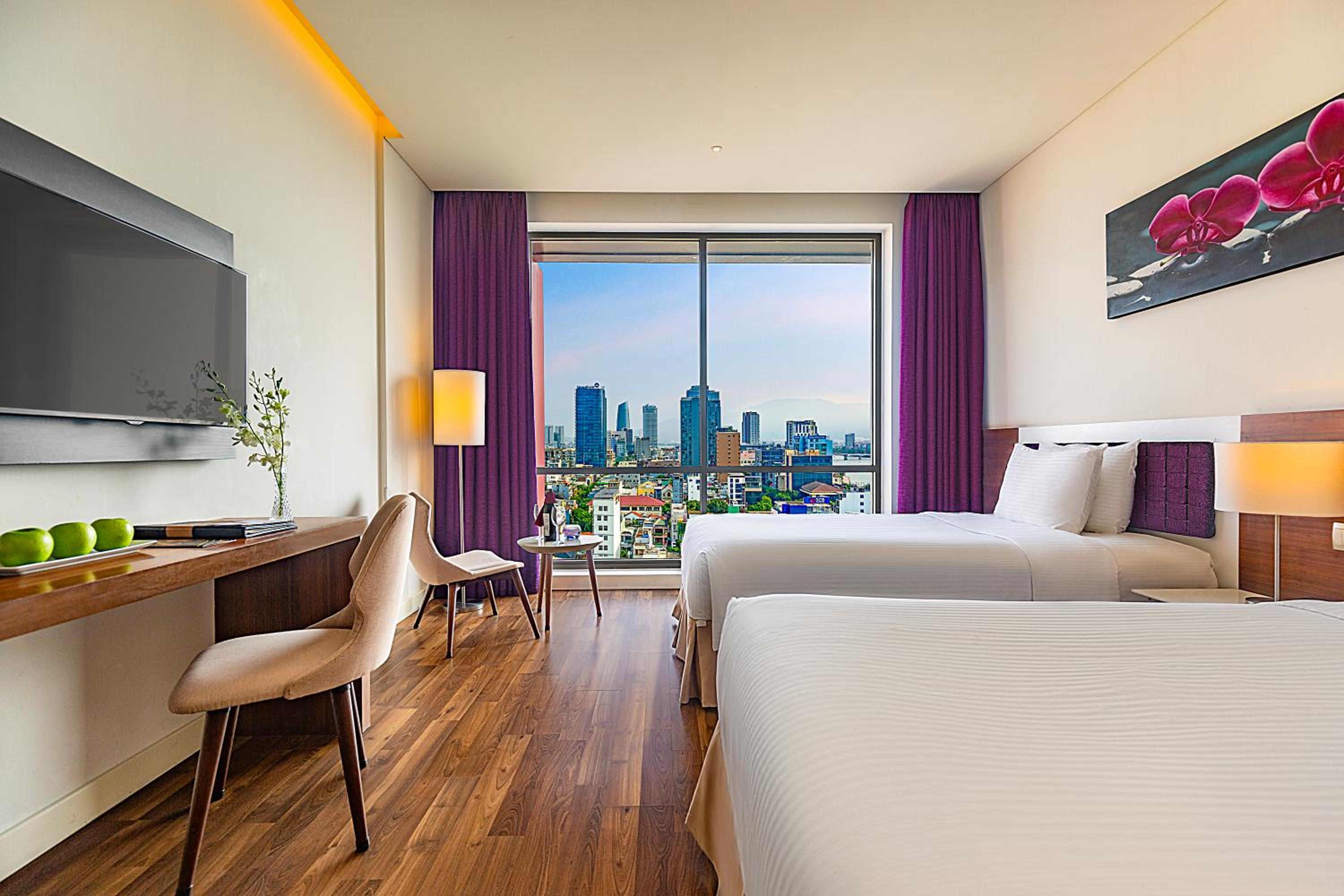 Deluxe Twin Room with City View - High Floor photo 2