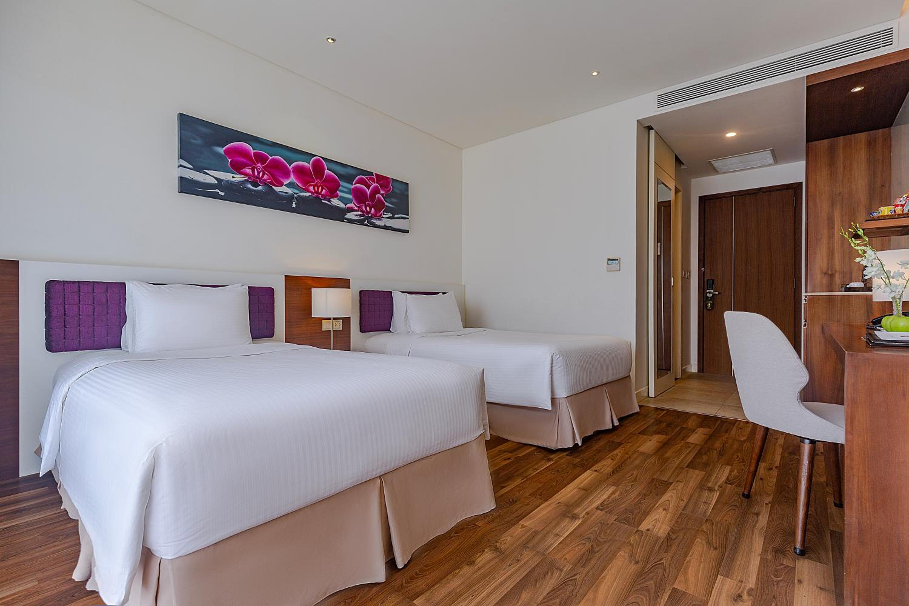 Deluxe Twin Room with City View - High Floor photo 3