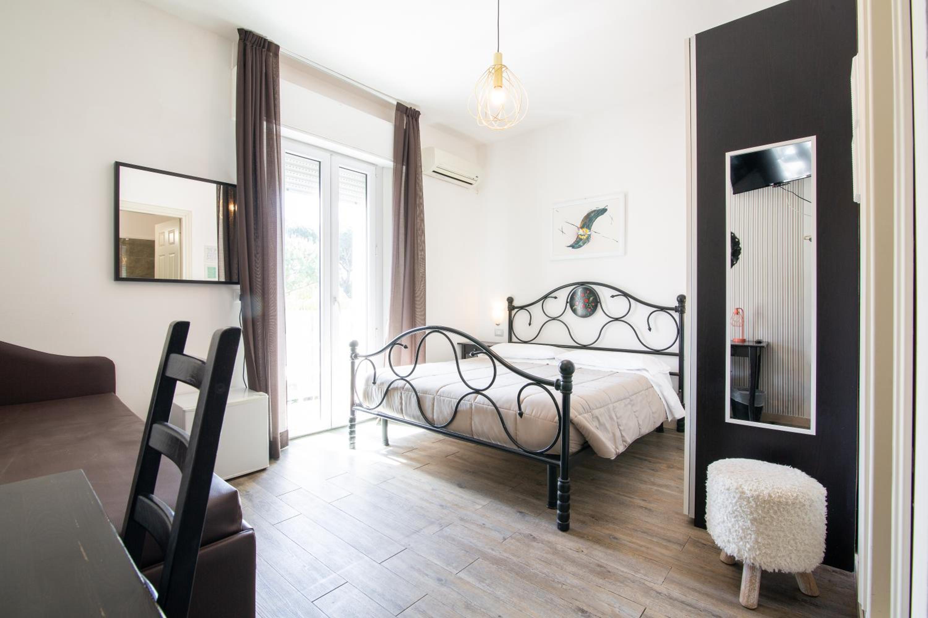 Double Room - Photo 5