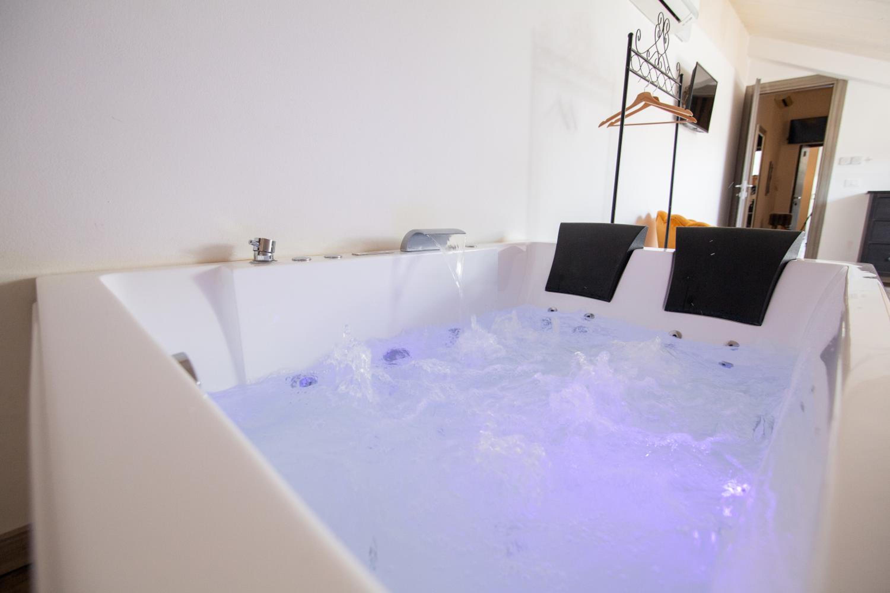 Suite with Hot Tub - Photo 10