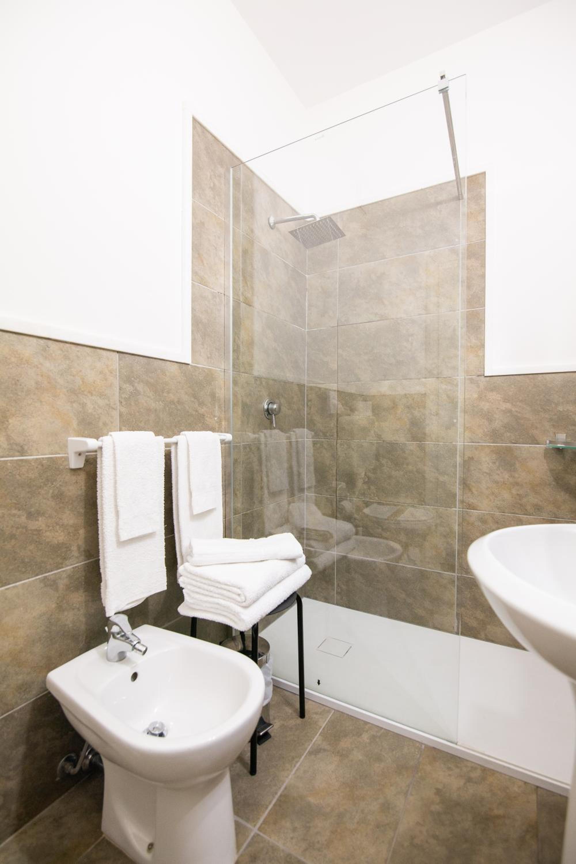 Double Room - Photo 9